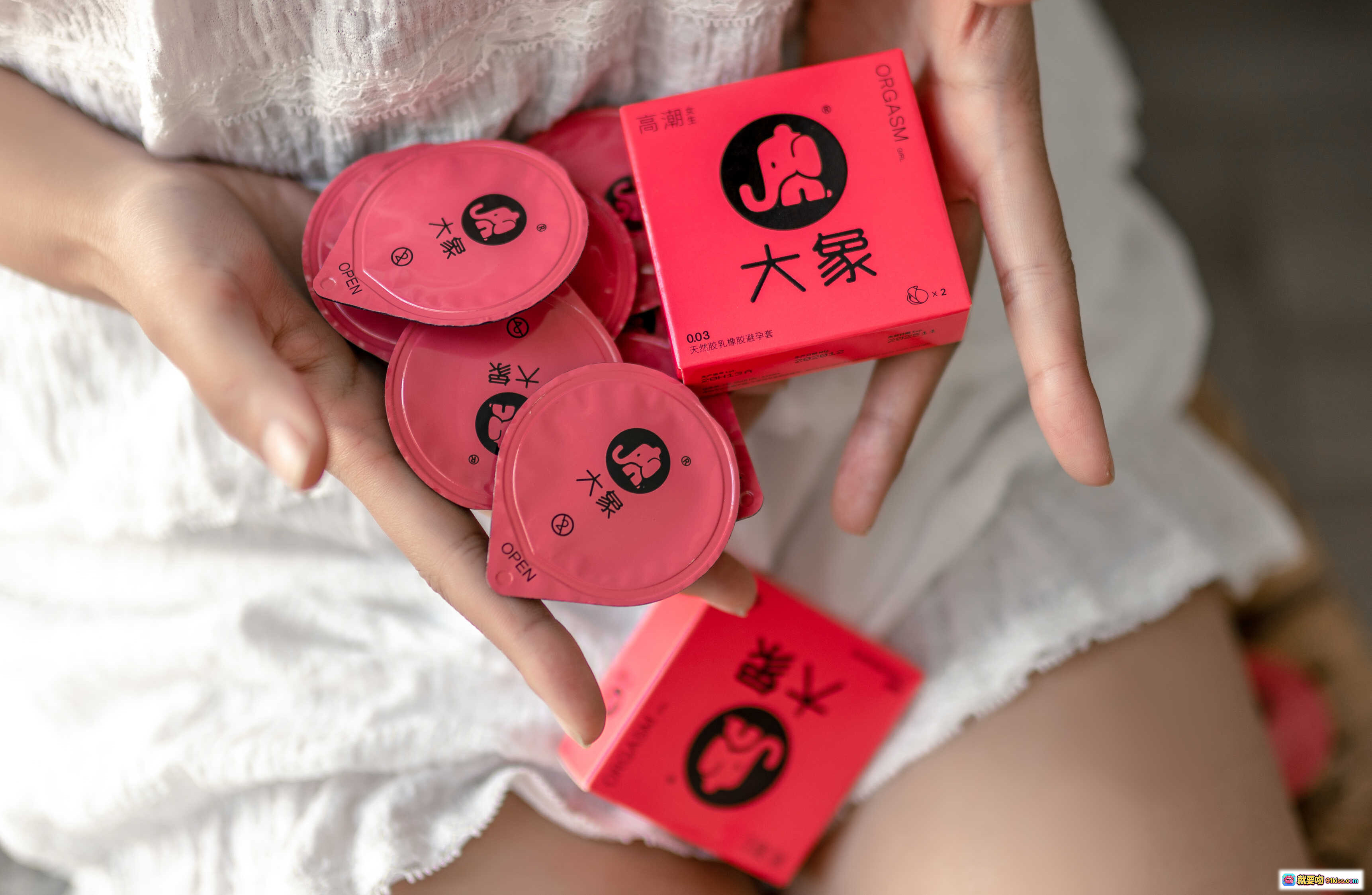 图片[7] - 蠢沫沫NO.104大象主题白睡衣写真 29P高清美腿特写 粉色包装创意摆拍 甜美私房风 - 就要吻