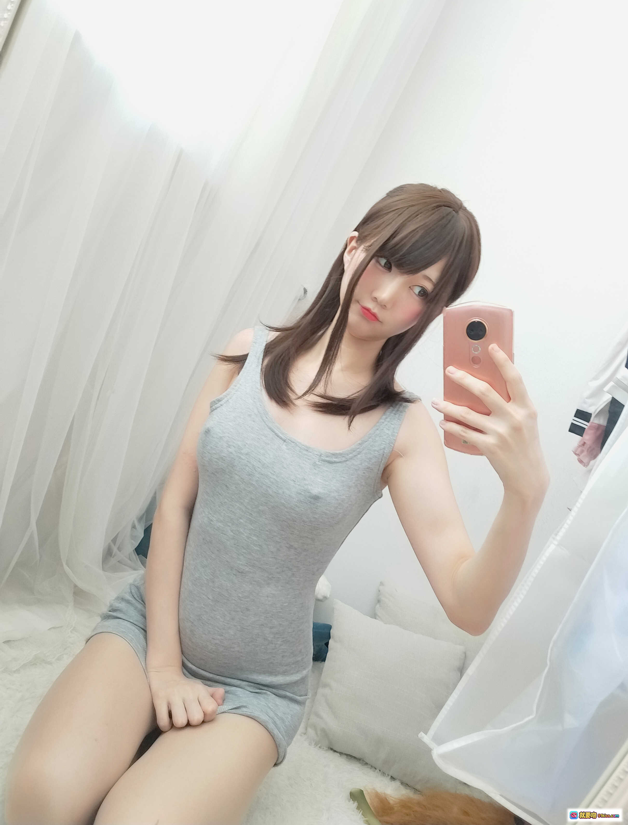 图片[4] - Nagesa魔物喵NO.026 姉の日常着 激凸初体験 灰色吊带 白色蕾丝内裤 坐姿美腿 甜美表情 室内写真 18P高清图集 - 就要吻