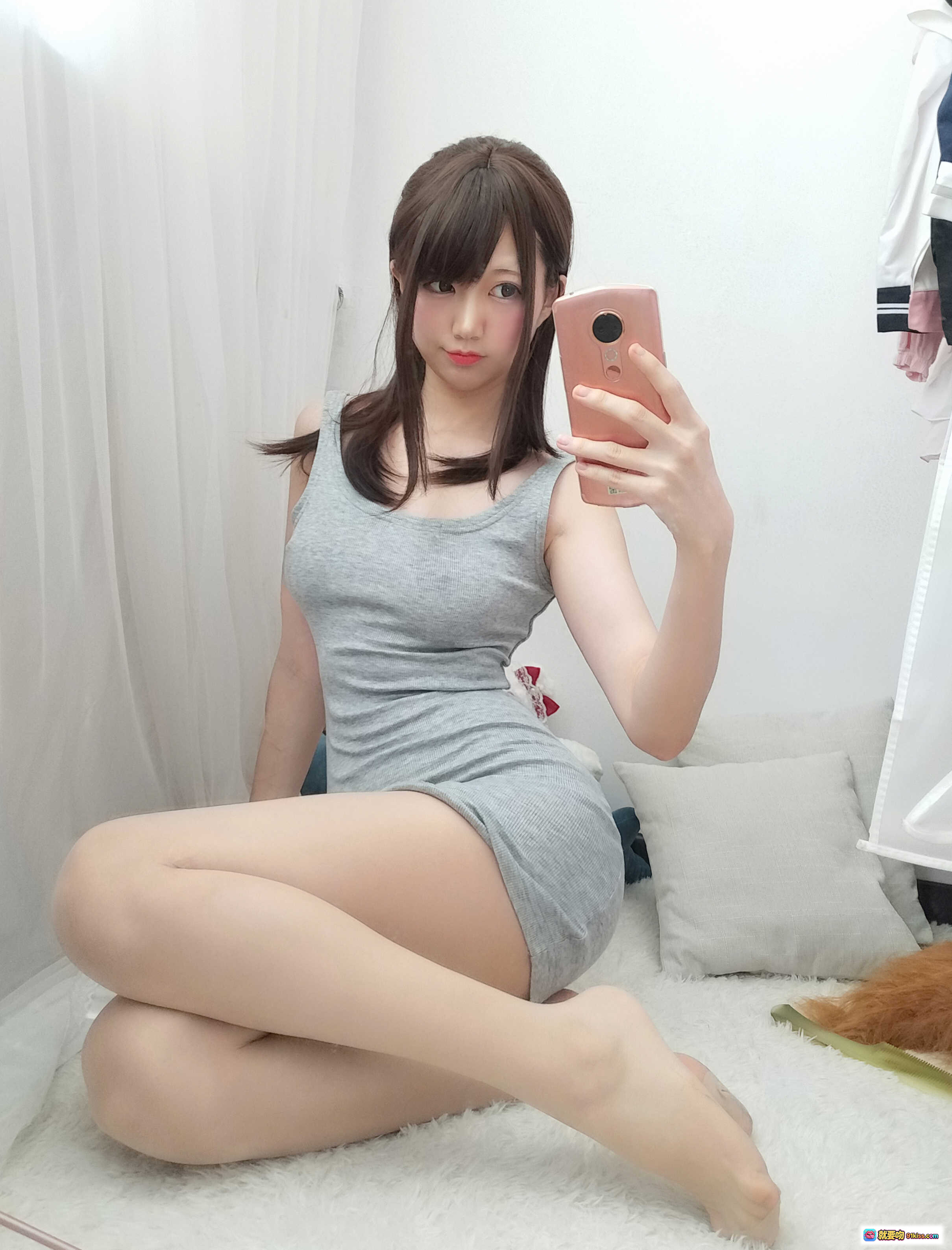 图片[5] - Nagesa魔物喵NO.026 姉の日常着 激凸初体験 灰色吊带 白色蕾丝内裤 坐姿美腿 甜美表情 室内写真 18P高清图集 - 就要吻