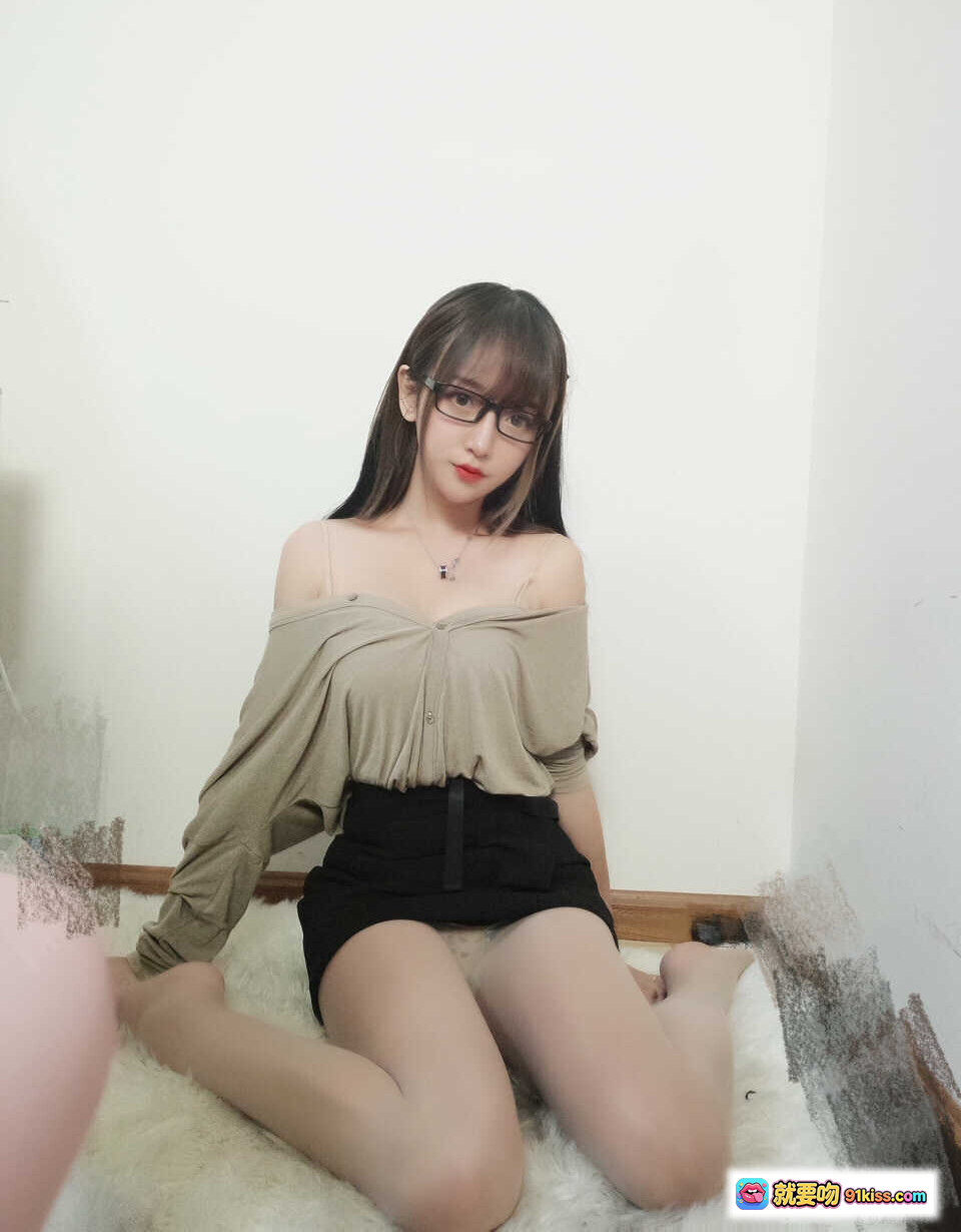 图片[2] - 过期米线线喵031米线丝袜肉色写真 甜美眼镜妹露肩上衣黑短裤居家坐姿美腿诱惑 - 就要吻