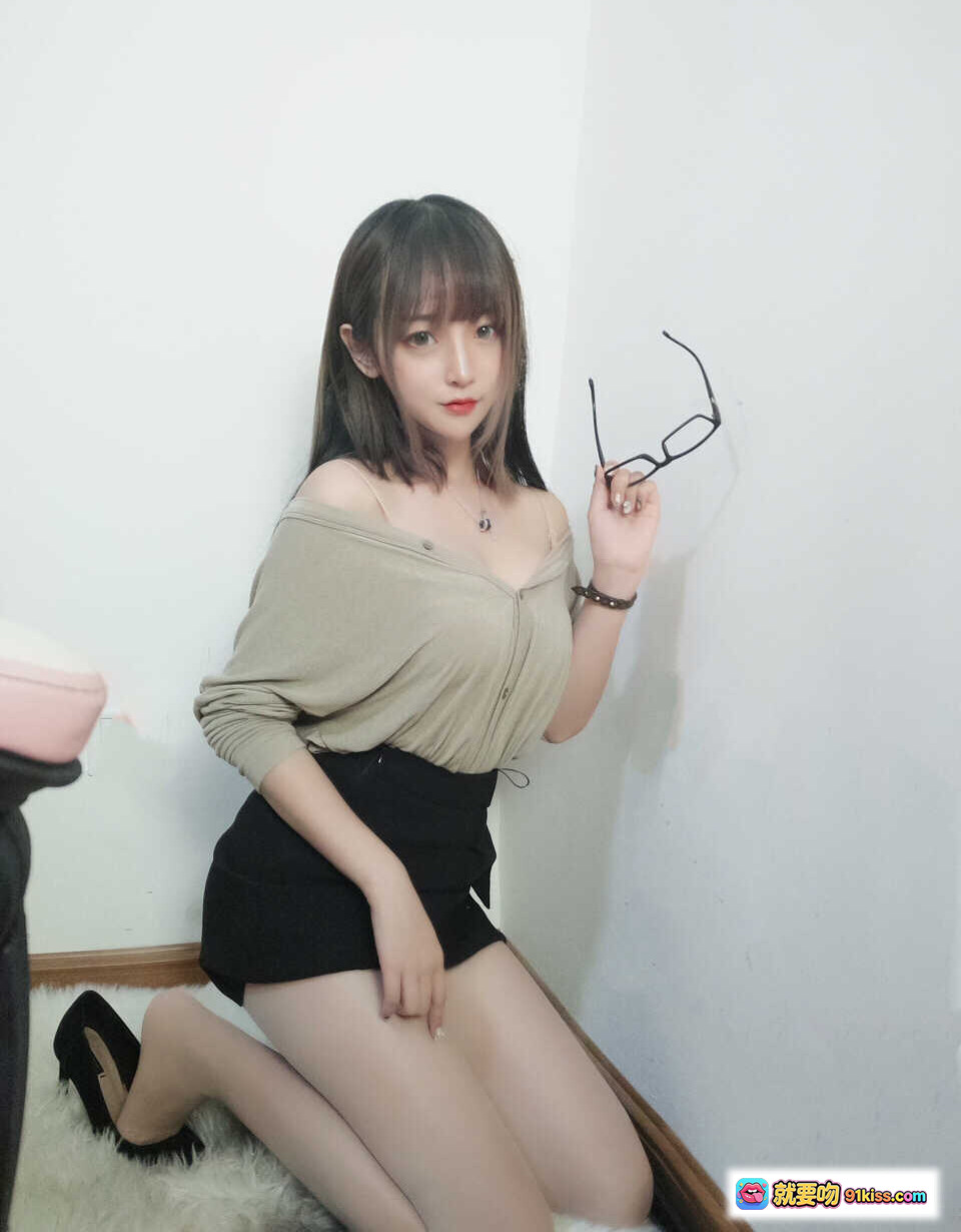 过期米线线喵031米线丝袜肉色写真 甜美眼镜妹露肩上衣黑短裤居家坐姿美腿诱惑 - 就要吻