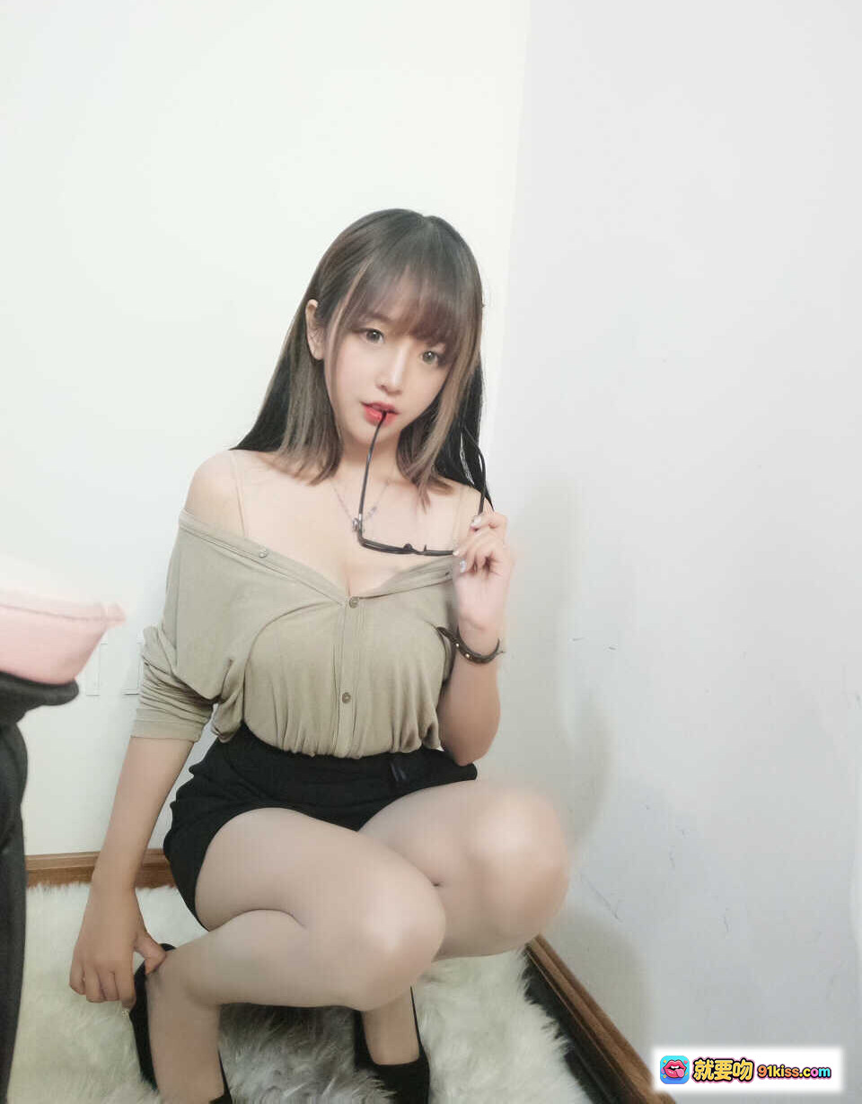 图片[4] - 过期米线线喵031米线丝袜肉色写真 甜美眼镜妹露肩上衣黑短裤居家坐姿美腿诱惑 - 就要吻