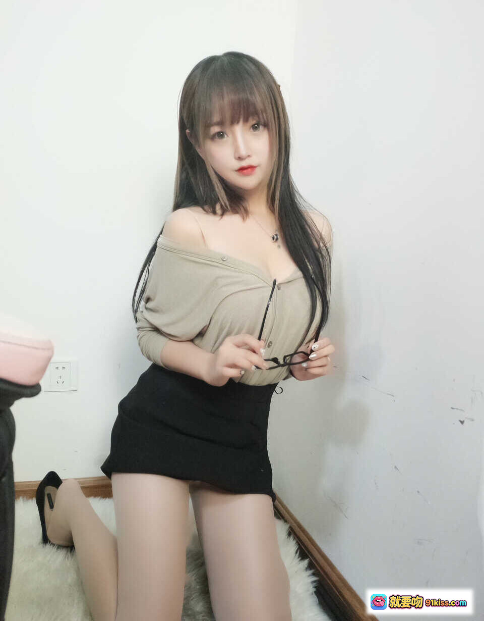 图片[5] - 过期米线线喵031米线丝袜肉色写真 甜美眼镜妹露肩上衣黑短裤居家坐姿美腿诱惑 - 就要吻