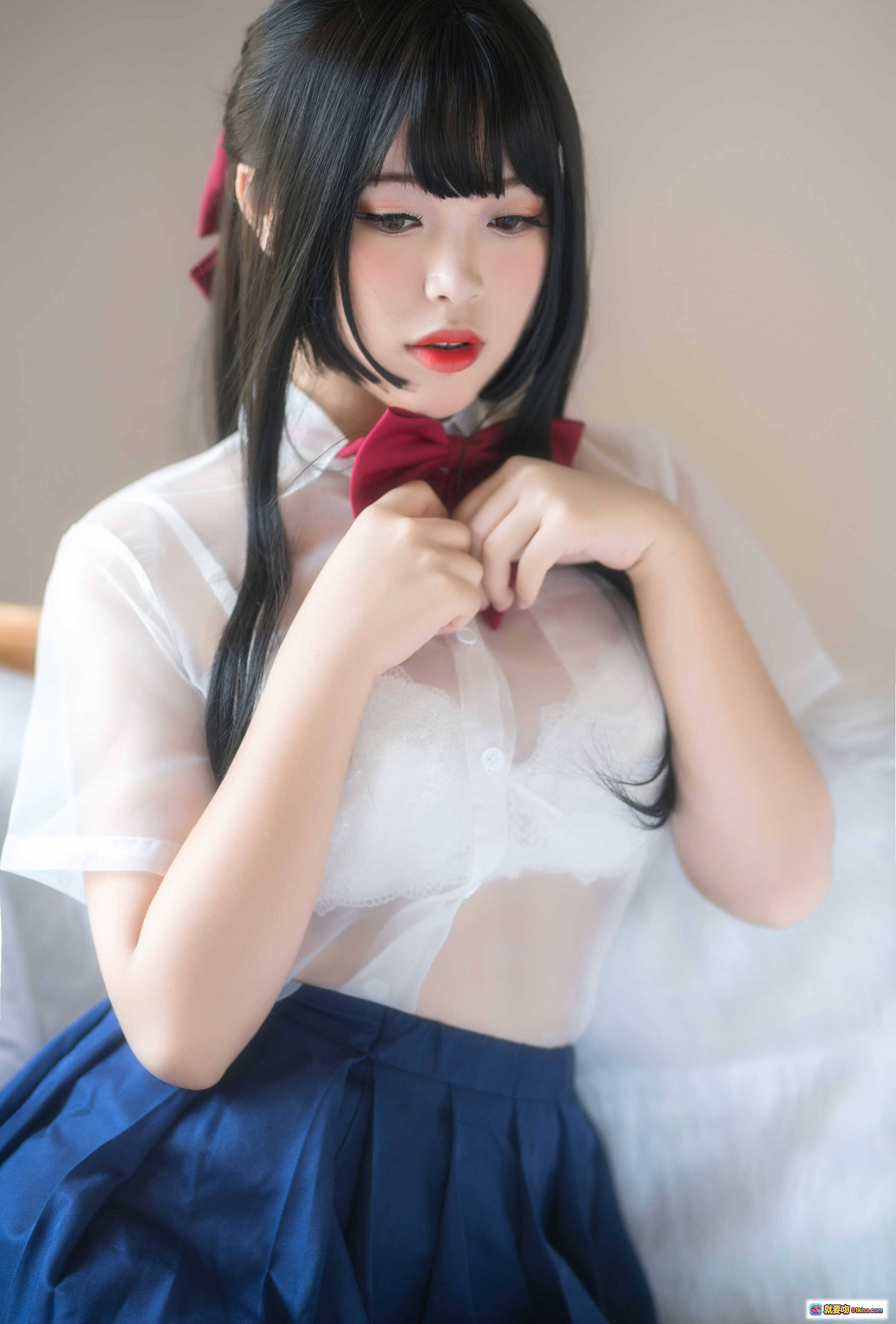 图片[7] - 白烨Vol.011情人节特辑写真｜黑发齐刘海少女｜红色蝴蝶结白衬衫｜蓝色百褶裙｜清纯甜美风｜室内柔光拍摄 - 就要吻