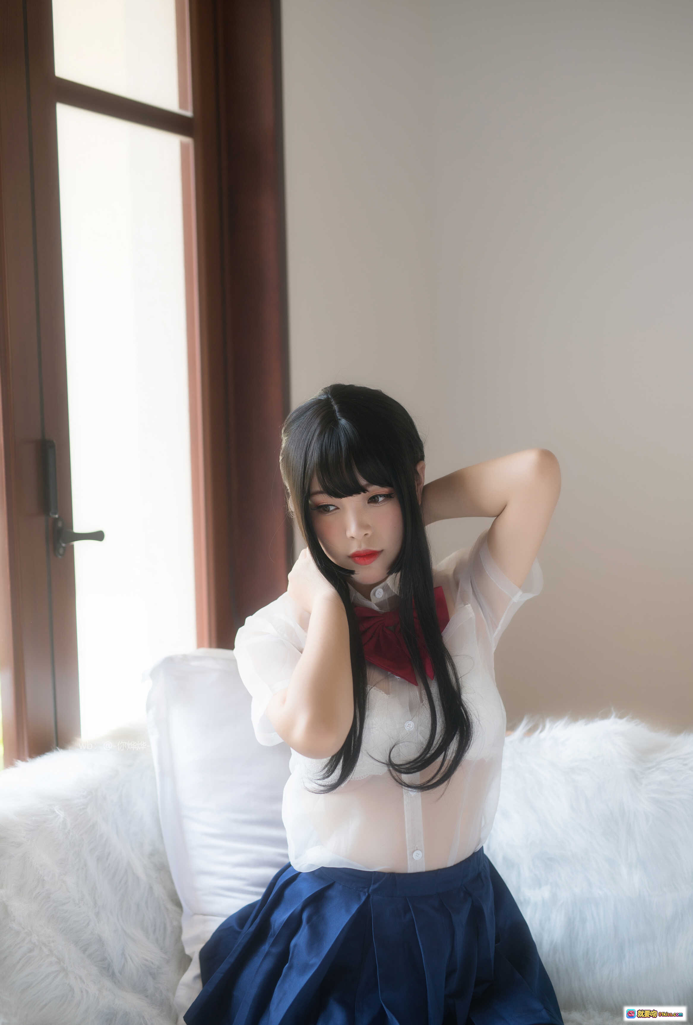 图片[8] - 白烨Vol.011情人节特辑写真｜黑发齐刘海少女｜红色蝴蝶结白衬衫｜蓝色百褶裙｜清纯甜美风｜室内柔光拍摄 - 就要吻