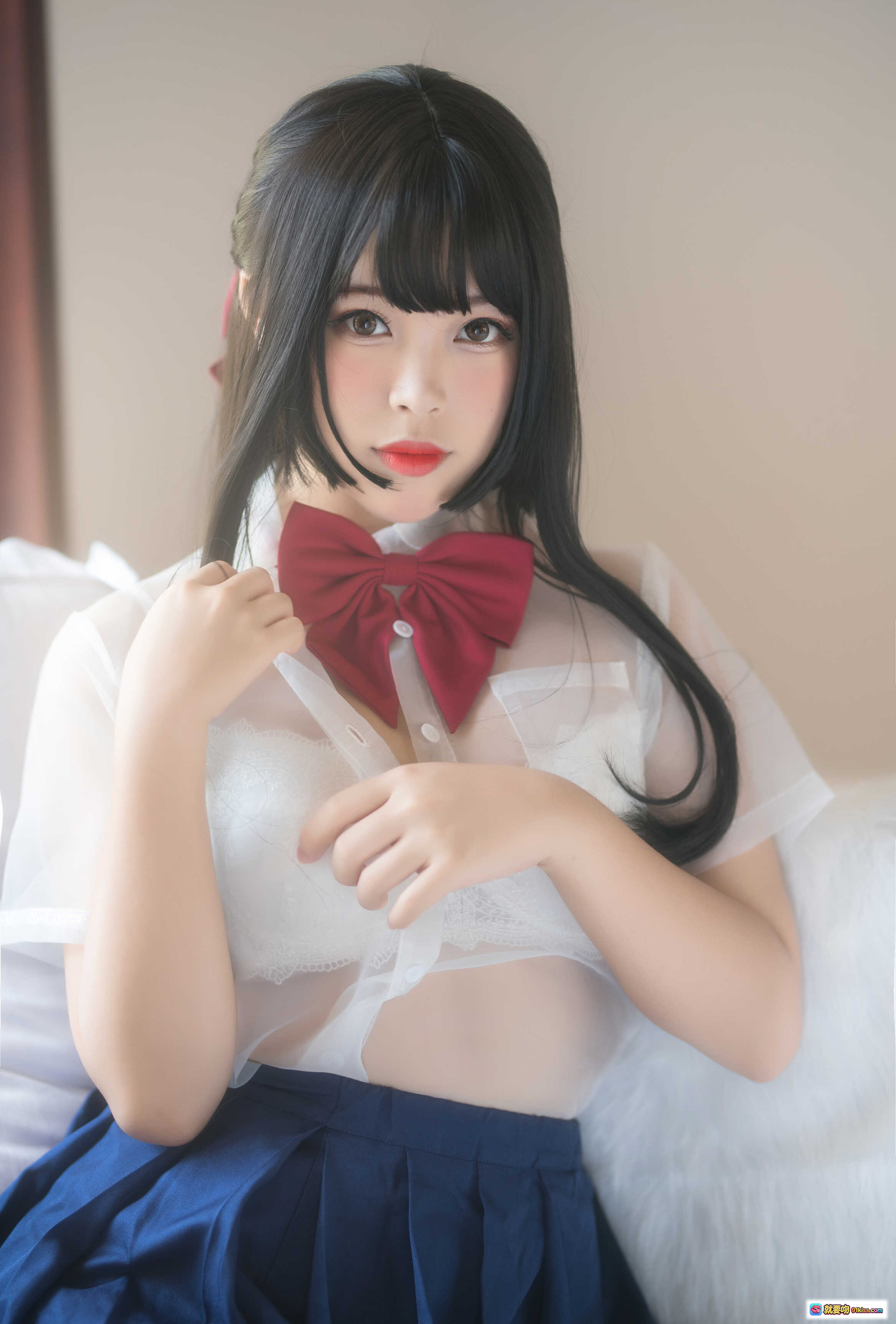 白烨Vol.011情人节特辑写真｜黑发齐刘海少女｜红色蝴蝶结白衬衫｜蓝色百褶裙｜清纯甜美风｜室内柔光拍摄 - 就要吻