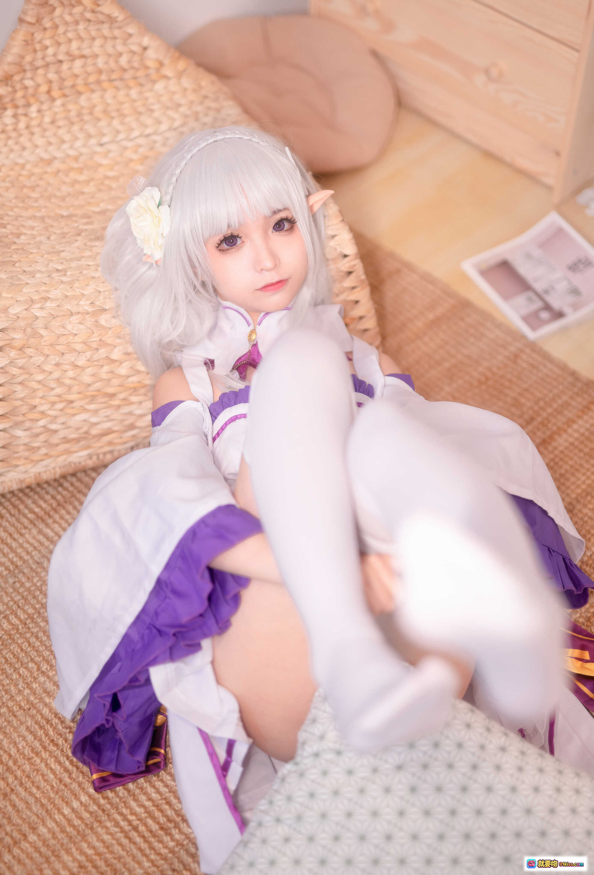 图片[1] - 蠢沫沫NO.004艾米利亚cos写真 白发精灵耳紫白裙装 甜美少女风室内拍摄 46P高清图集 - 就要吻