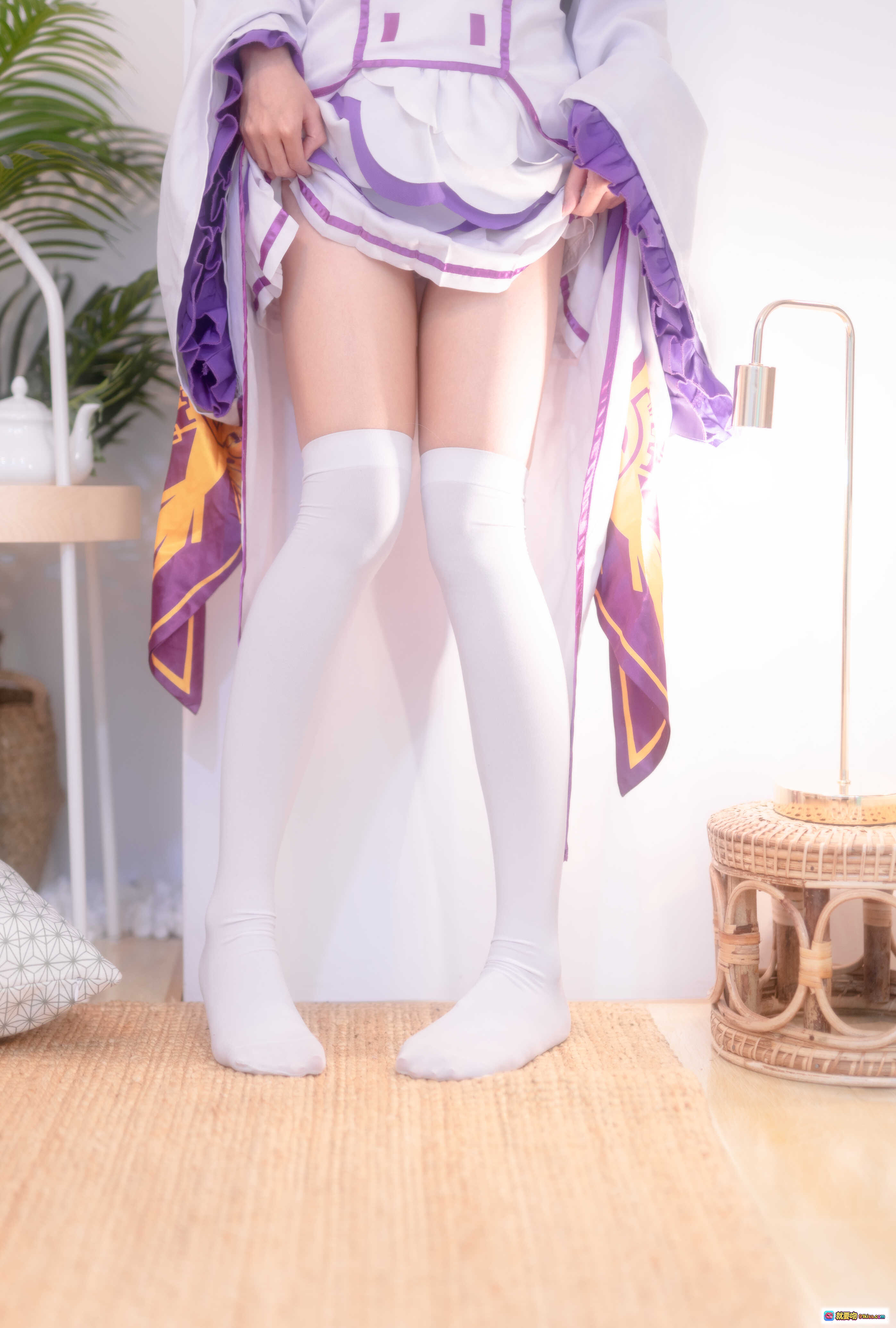 图片[4] - 蠢沫沫NO.004艾米利亚cos写真 白发精灵耳紫白裙装 甜美少女风室内拍摄 46P高清图集 - 就要吻