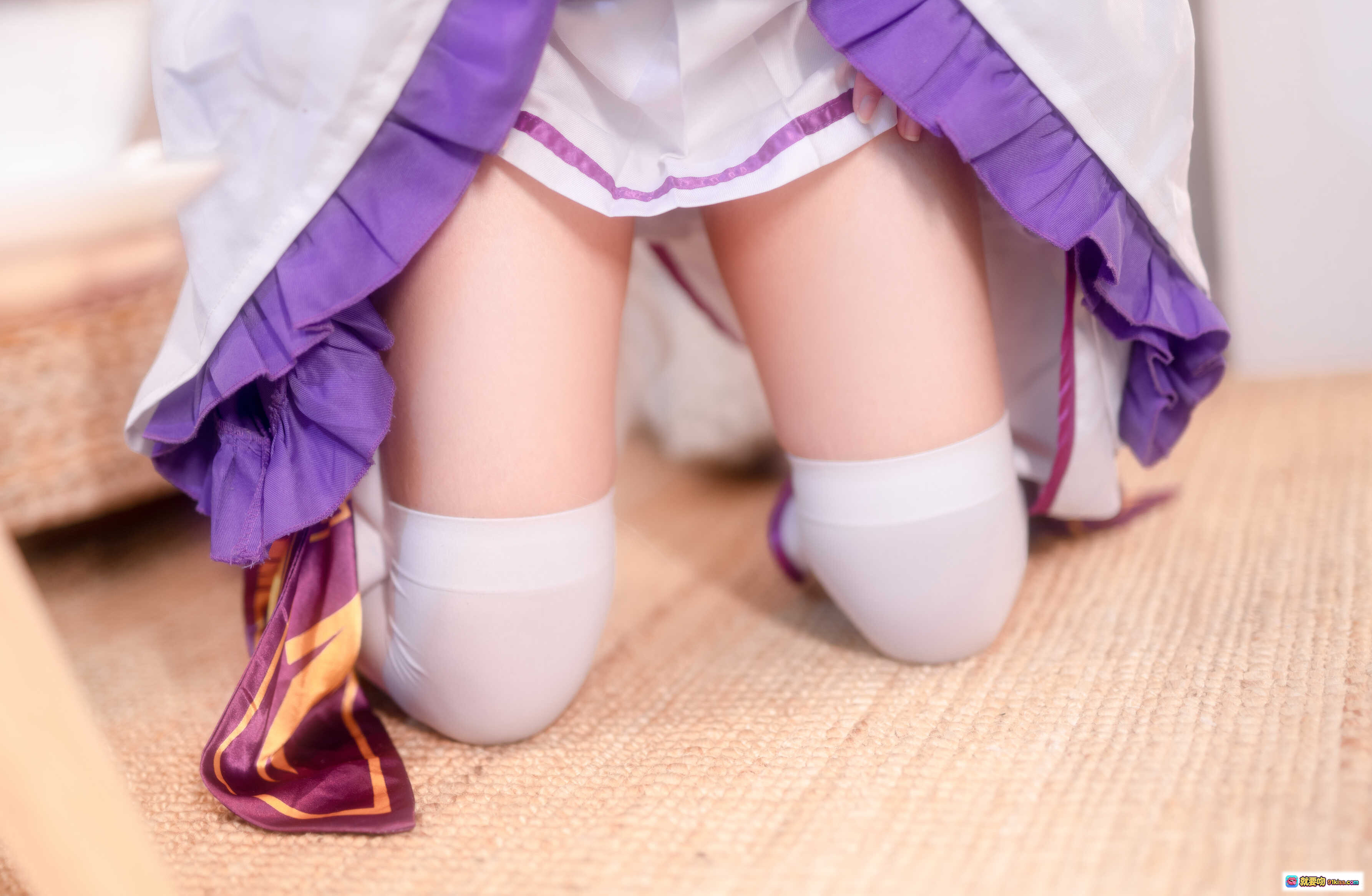 图片[2] - 蠢沫沫NO.004艾米利亚cos写真 白发精灵耳紫白裙装 甜美少女风室内拍摄 46P高清图集 - 就要吻