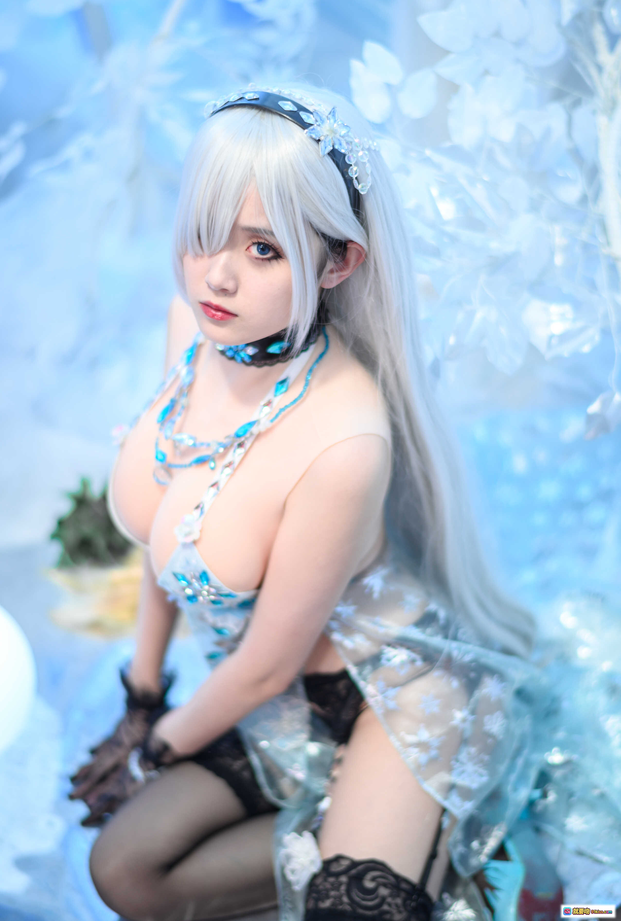 秋楚楚皇女cosplay写真 | 银发蓝瞳冰雪主题 | 精致头饰蕾丝服饰 | 28P高清美图 - 就要吻