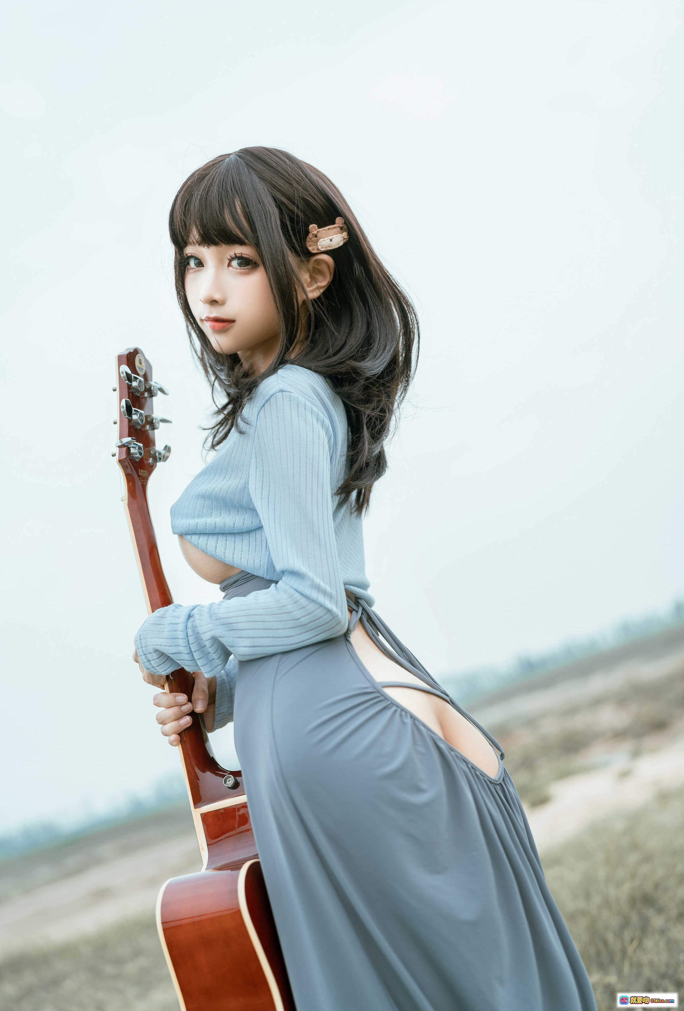 蠢沫沫NO.122吉他妹妹写真｜蓝衫灰裙持琴户外清新少女风50P高清图集 - 就要吻