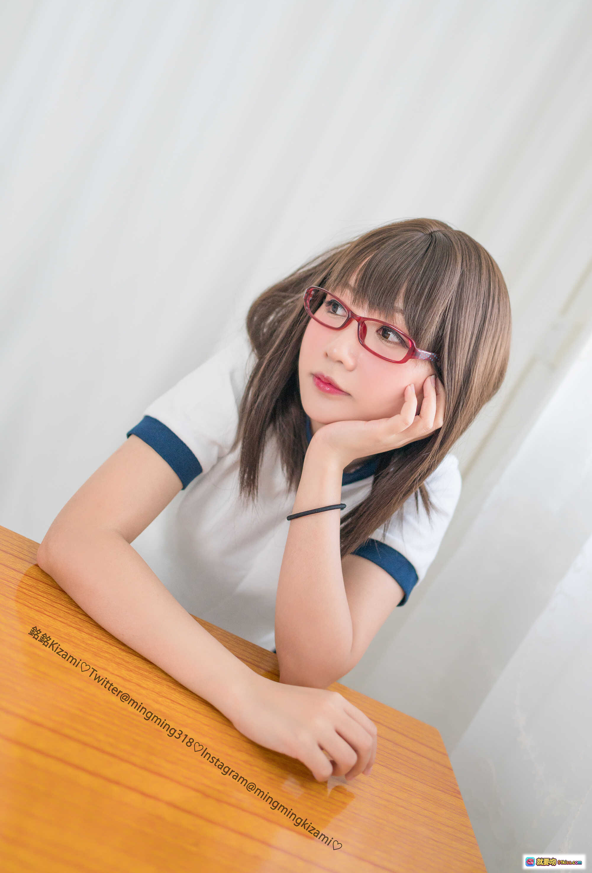 图片[4] - 銘銘Kizami x 摇摇乐yoyo アニバーサリー特辑｜四人同框性感写真｜银色比基尼+牛仔短裤+黑丝白袜+恶魔角造型｜69P高清图集 - 就要吻