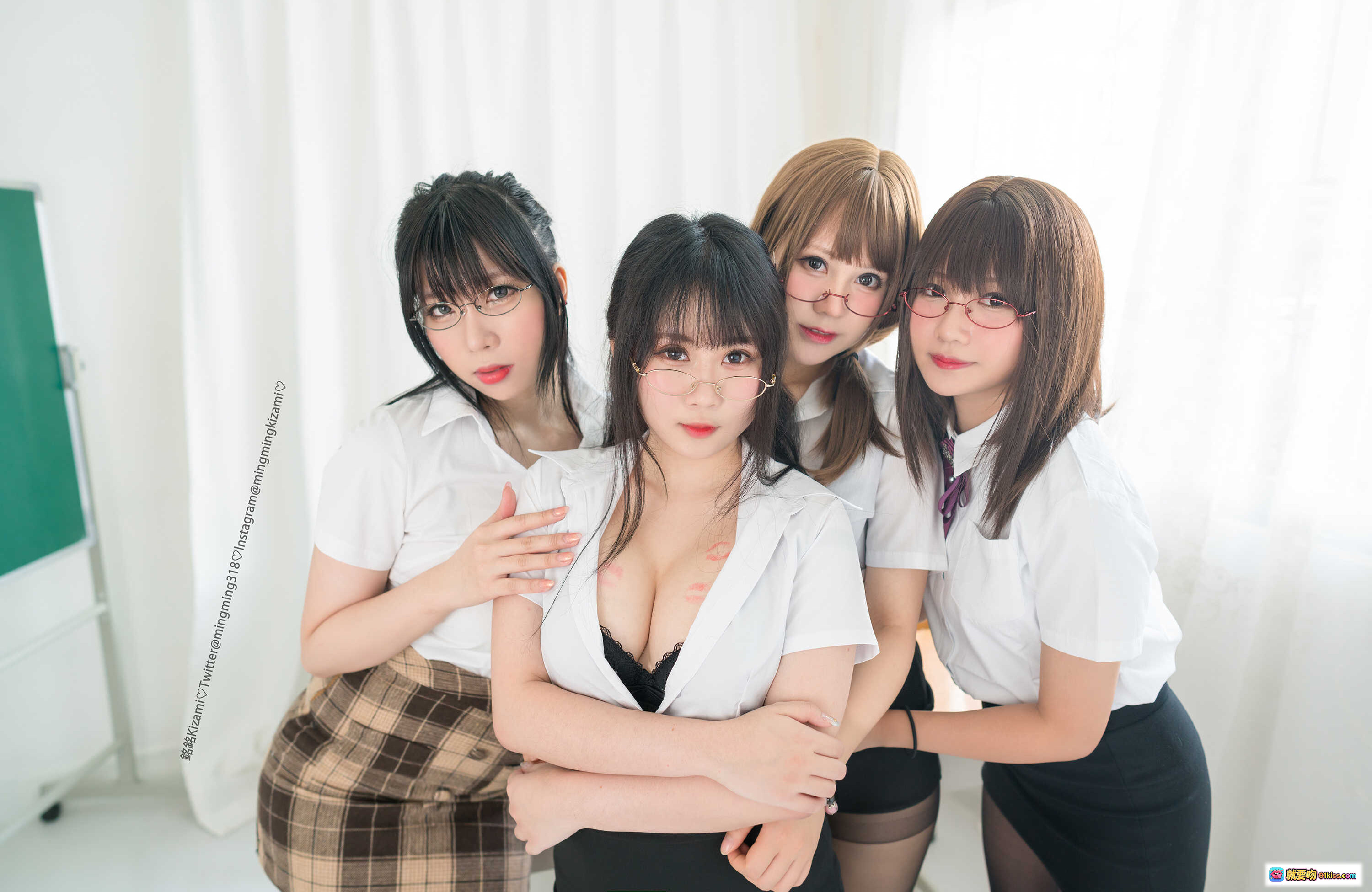 图片[5] - 銘銘Kizami x 摇摇乐yoyo アニバーサリー特辑｜四人同框性感写真｜银色比基尼+牛仔短裤+黑丝白袜+恶魔角造型｜69P高清图集 - 就要吻