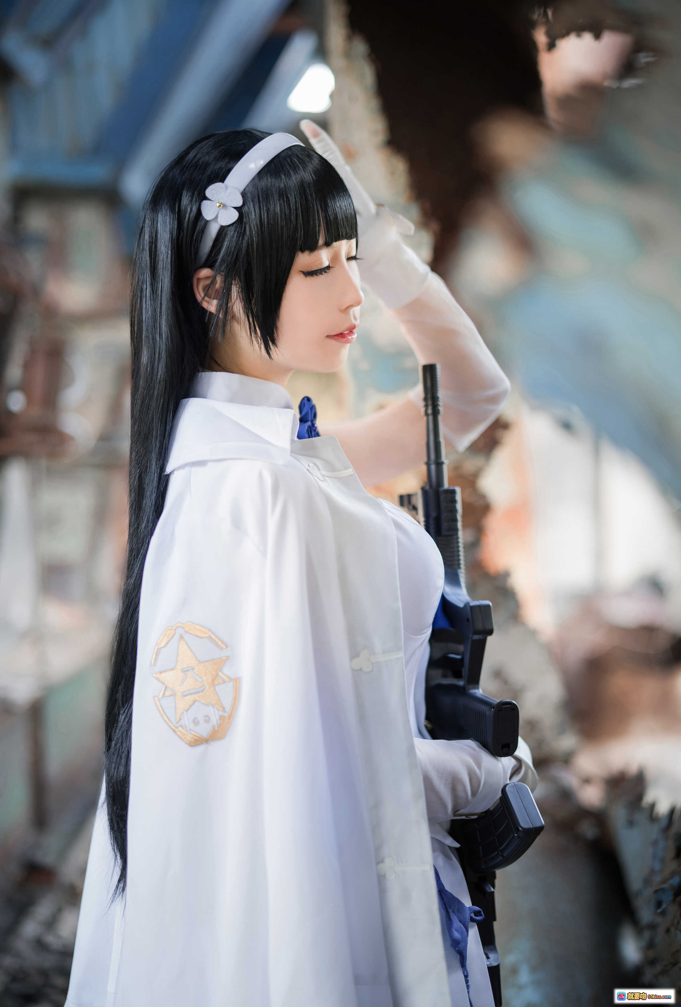 图片[5] - 爱老师95式cosplay写真｜白色制服蓝丝带黑丝高跟｜废弃工厂废墟场景｜精致妆容手势优雅｜9P77M高清图集 - 就要吻