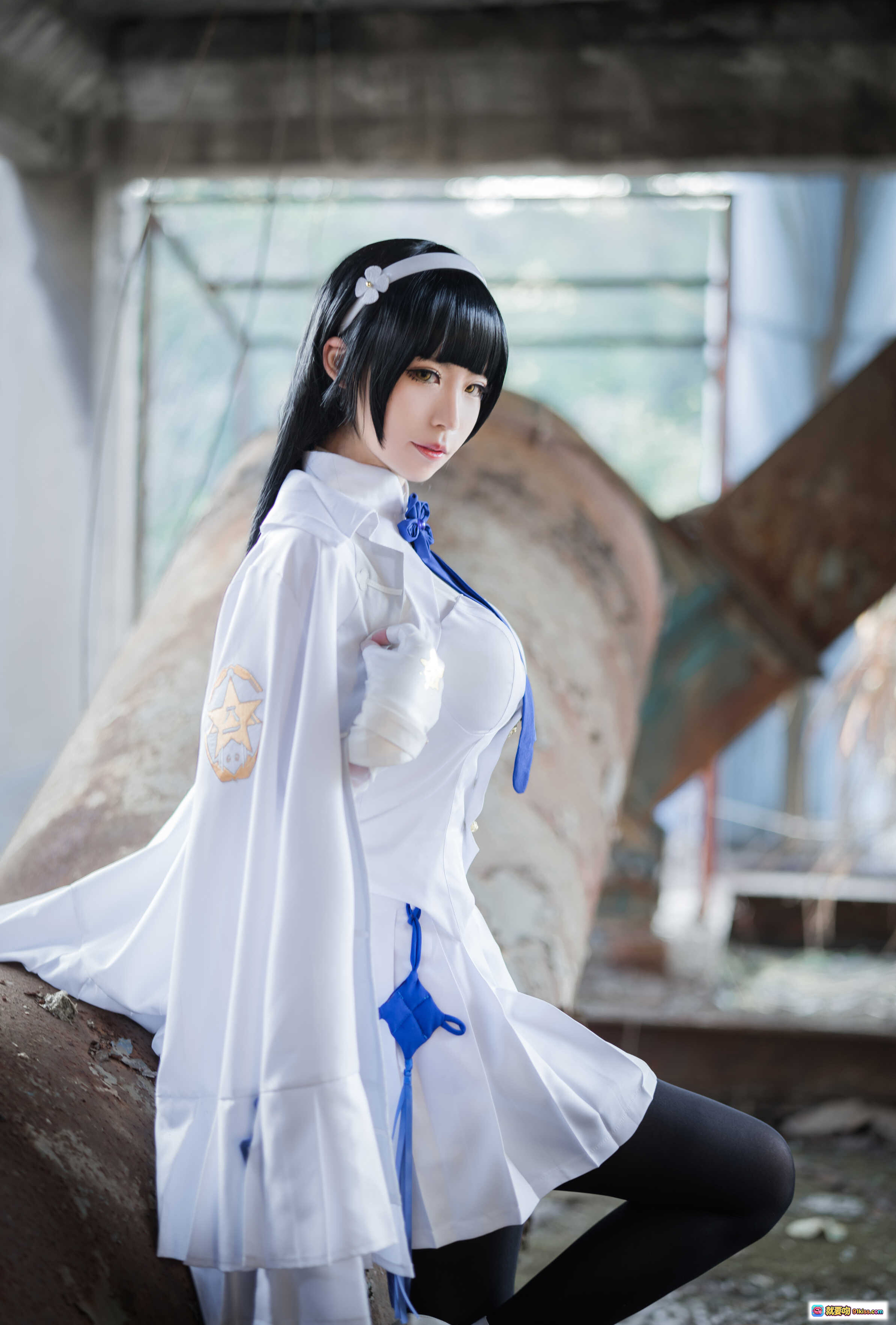 图片[2] - 爱老师95式cosplay写真｜白色制服蓝丝带黑丝高跟｜废弃工厂废墟场景｜精致妆容手势优雅｜9P77M高清图集 - 就要吻