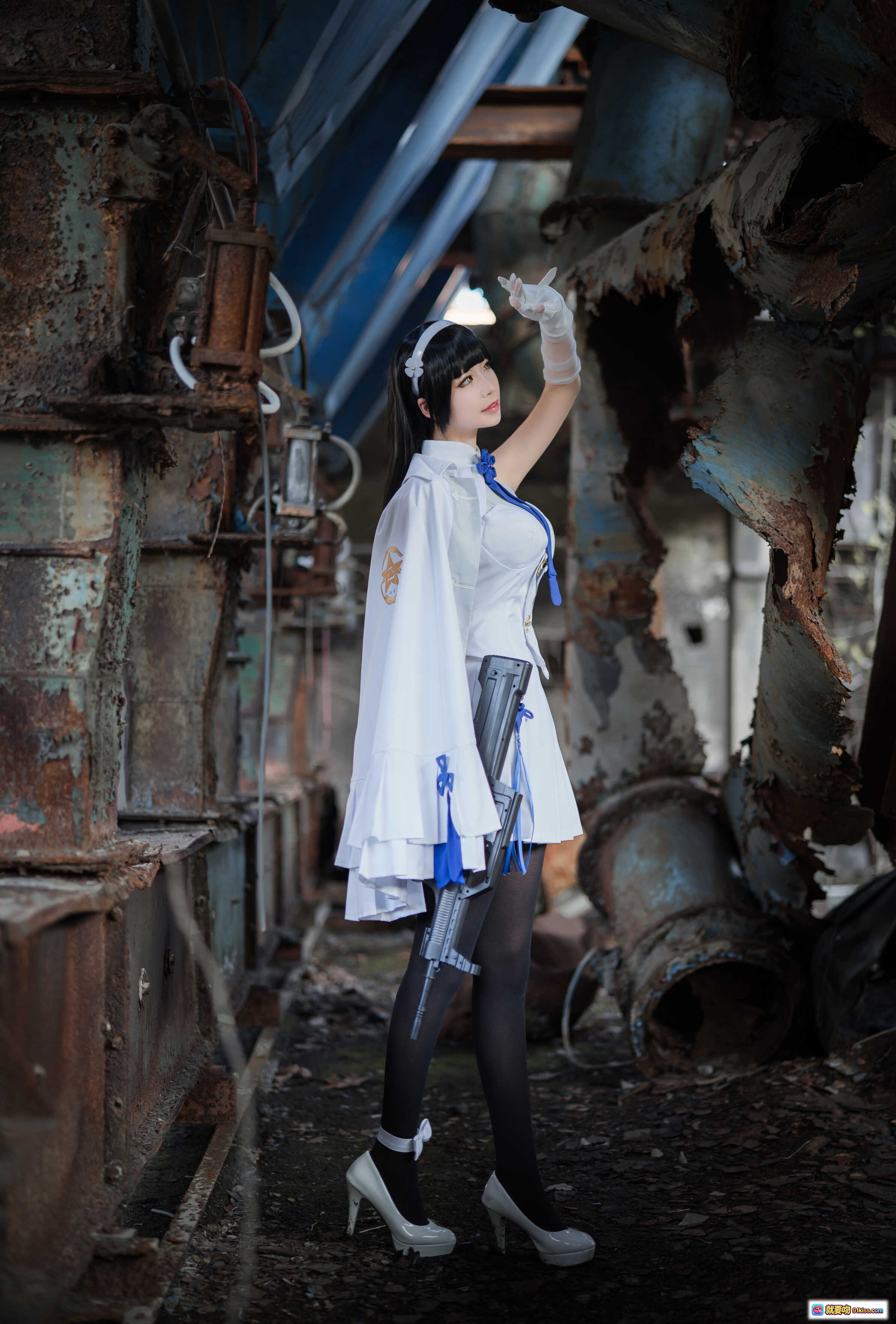 图片[1] - 爱老师95式cosplay写真｜白色制服蓝丝带黑丝高跟｜废弃工厂废墟场景｜精致妆容手势优雅｜9P77M高清图集 - 就要吻