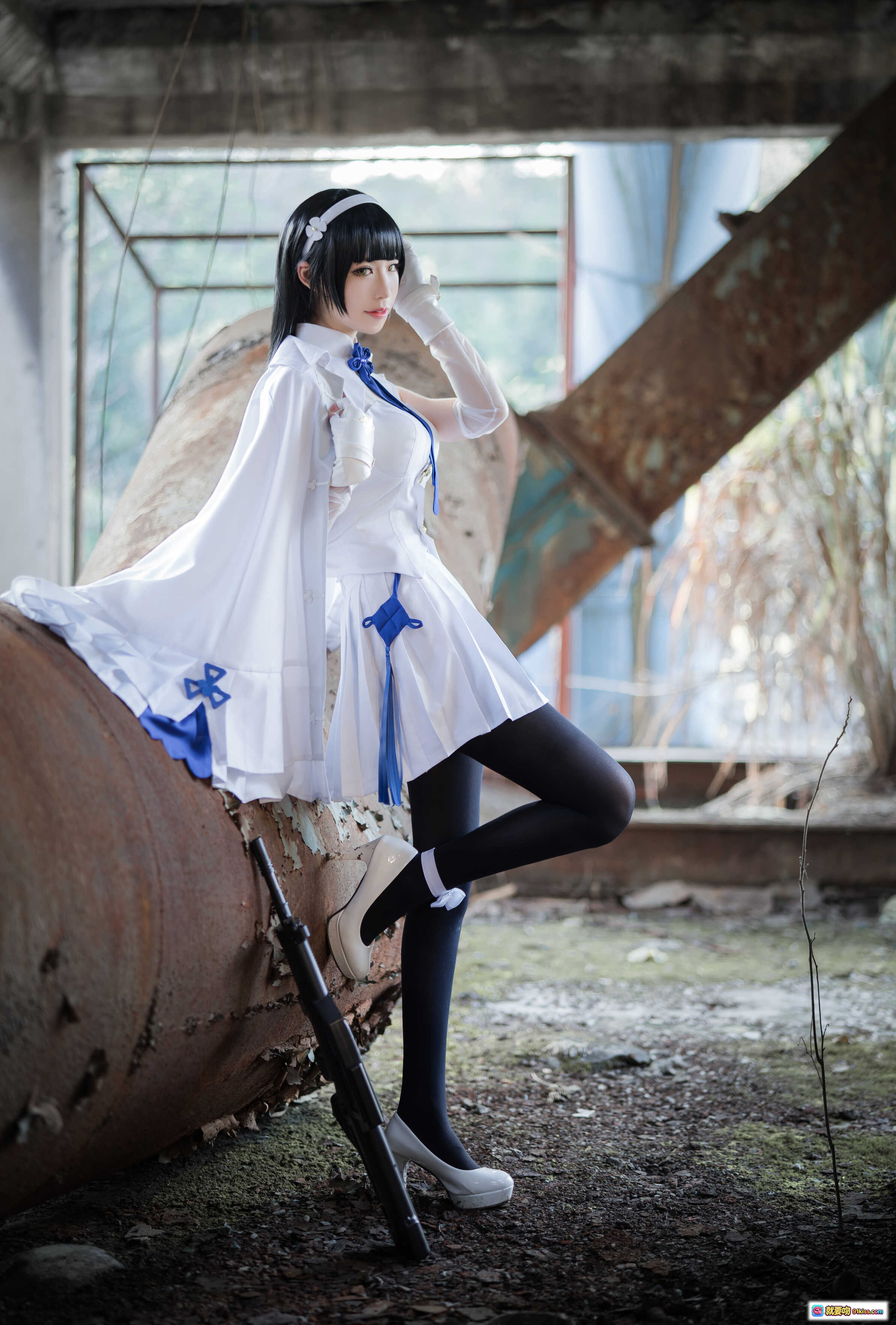 图片[4] - 爱老师95式cosplay写真｜白色制服蓝丝带黑丝高跟｜废弃工厂废墟场景｜精致妆容手势优雅｜9P77M高清图集 - 就要吻