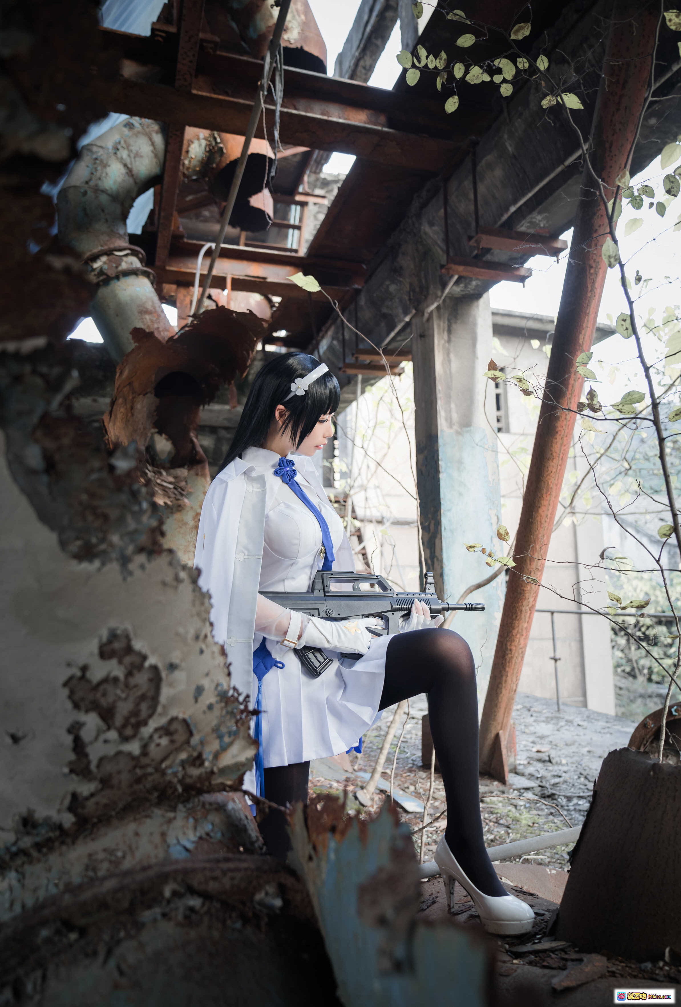 图片[6] - 爱老师95式cosplay写真｜白色制服蓝丝带黑丝高跟｜废弃工厂废墟场景｜精致妆容手势优雅｜9P77M高清图集 - 就要吻