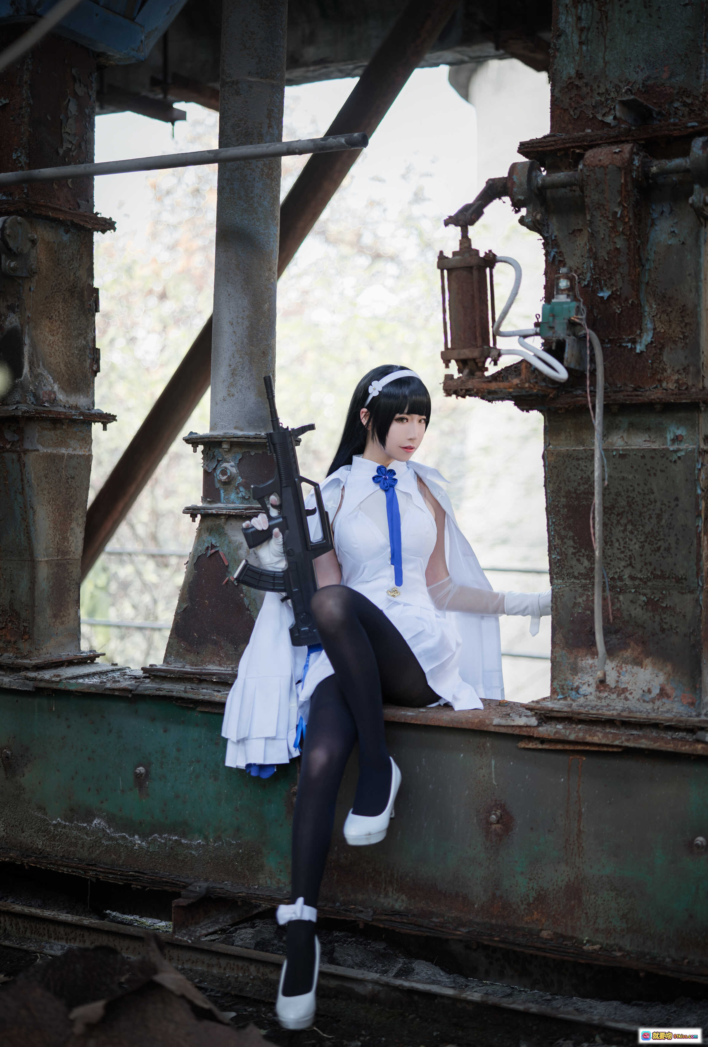 图片[8] - 爱老师95式cosplay写真｜白色制服蓝丝带黑丝高跟｜废弃工厂废墟场景｜精致妆容手势优雅｜9P77M高清图集 - 就要吻