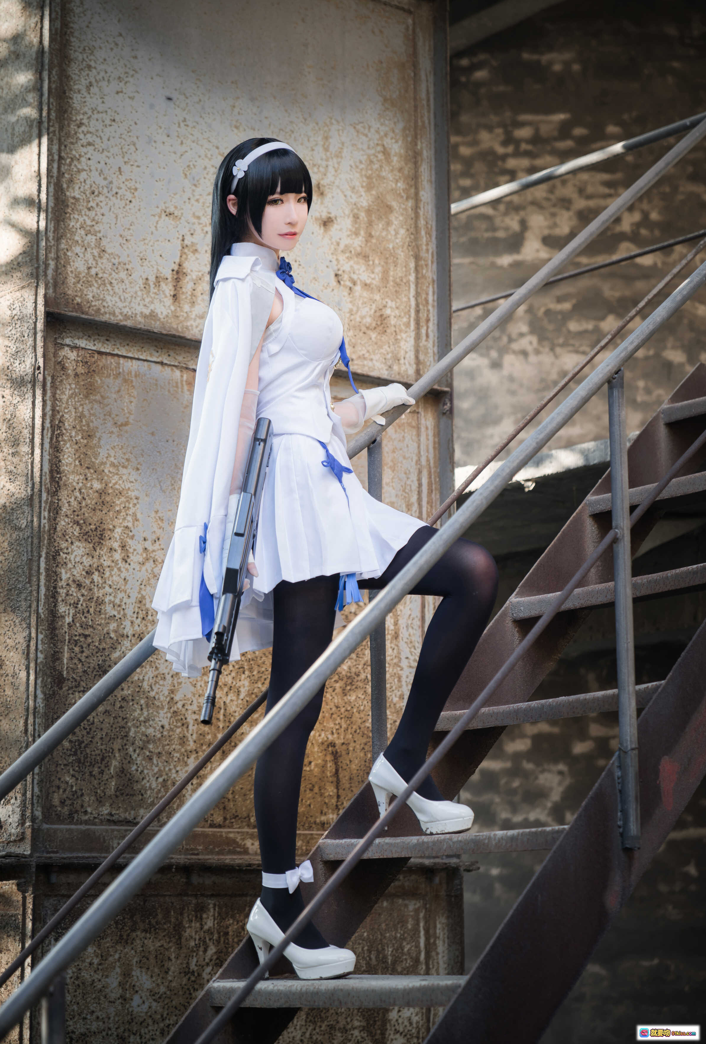 图片[7] - 爱老师95式cosplay写真｜白色制服蓝丝带黑丝高跟｜废弃工厂废墟场景｜精致妆容手势优雅｜9P77M高清图集 - 就要吻
