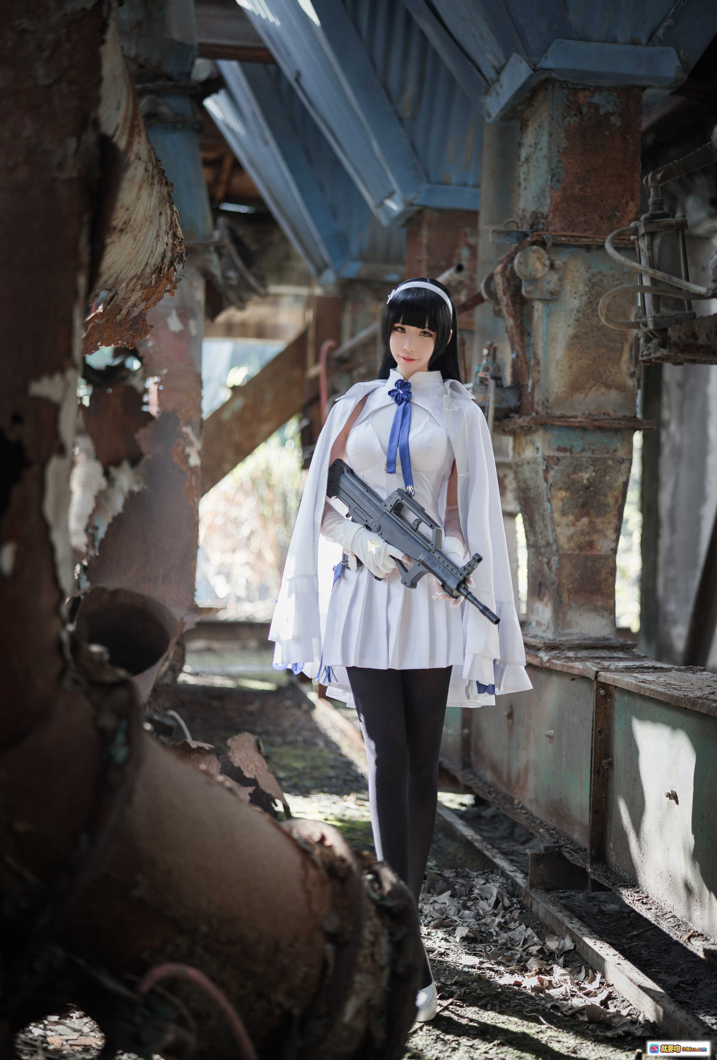 图片[9] - 爱老师95式cosplay写真｜白色制服蓝丝带黑丝高跟｜废弃工厂废墟场景｜精致妆容手势优雅｜9P77M高清图集 - 就要吻
