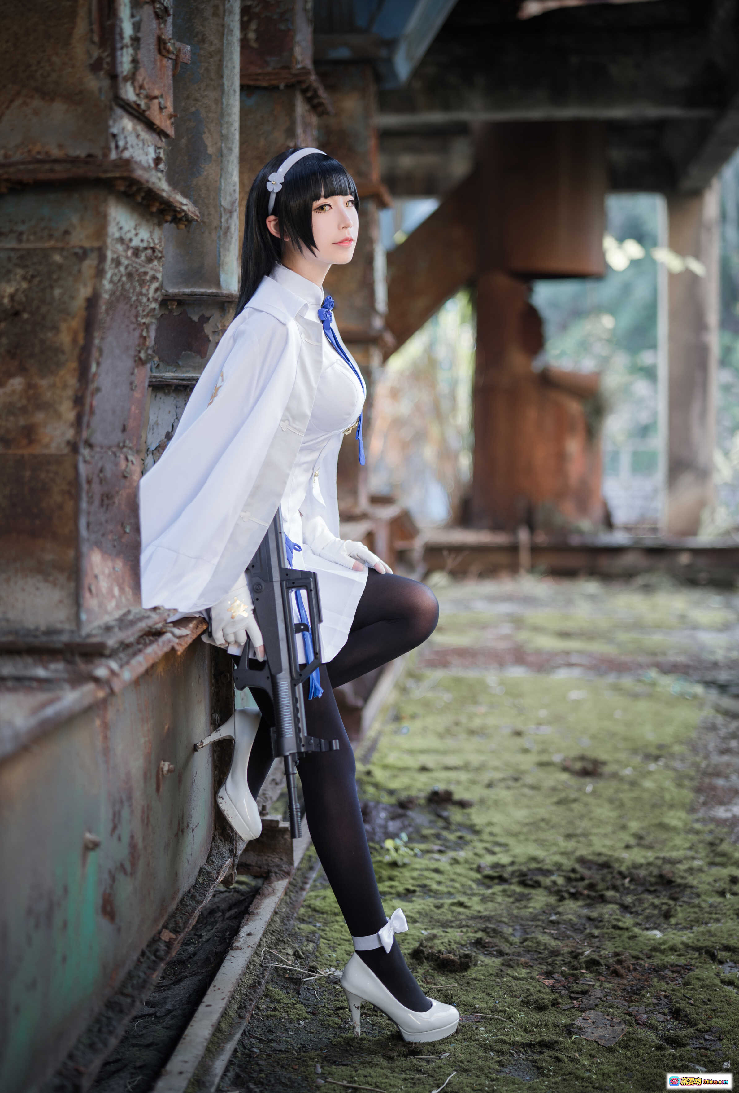图片[3] - 爱老师95式cosplay写真｜白色制服蓝丝带黑丝高跟｜废弃工厂废墟场景｜精致妆容手势优雅｜9P77M高清图集 - 就要吻