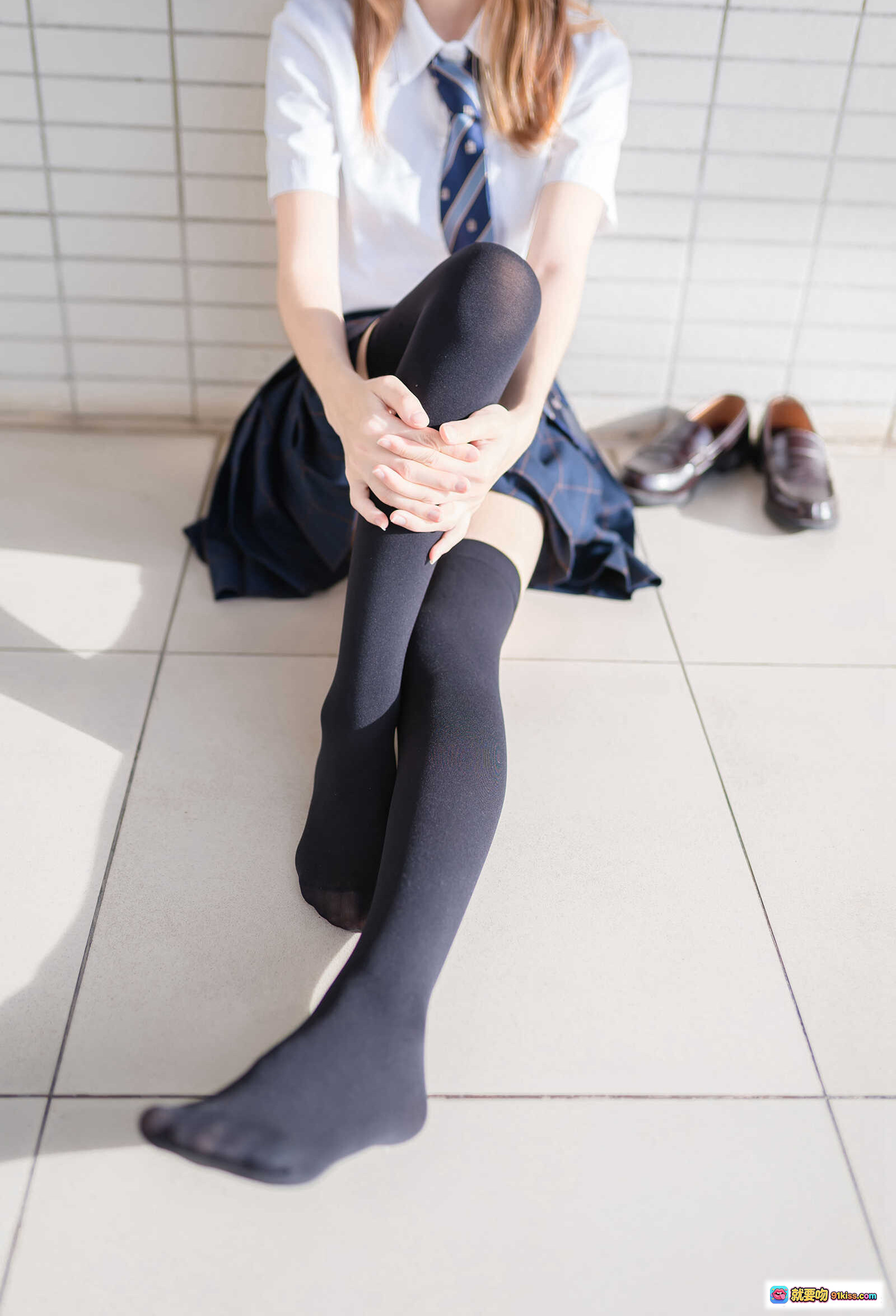 图片[3] - 祖木子NO.021午后阳光黑丝学妹写真 47P高清美图 校服少女裸足坐姿温柔眼神 - 就要吻