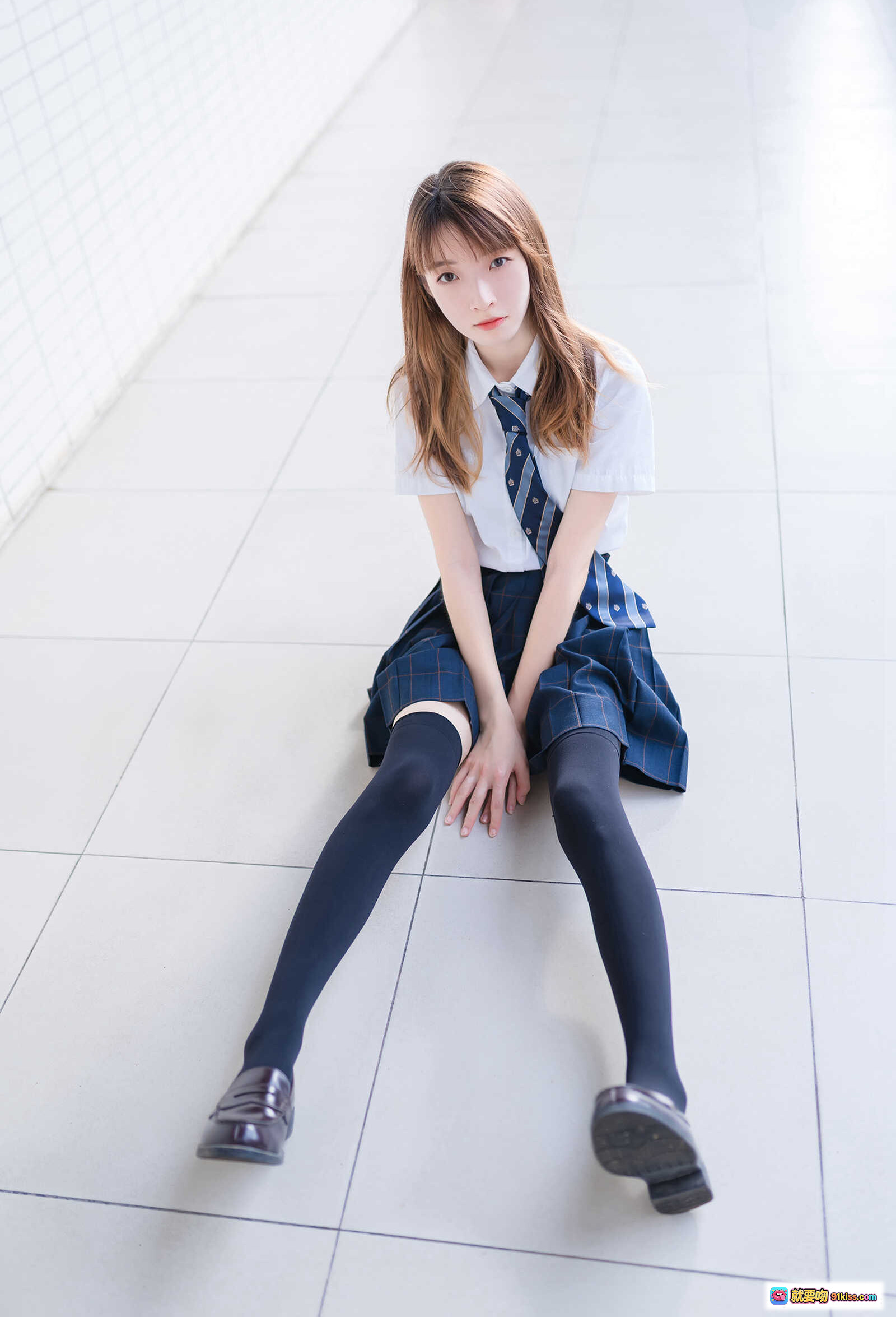 图片[8] - 祖木子NO.021午后阳光黑丝学妹写真 47P高清美图 校服少女裸足坐姿温柔眼神 - 就要吻