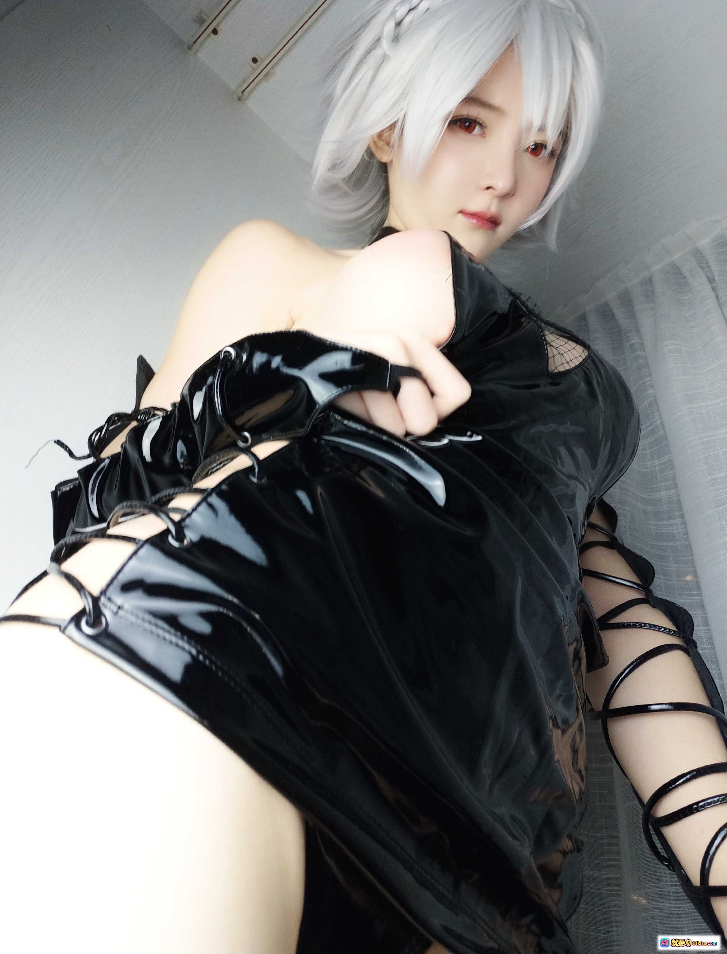 一小央泽NO.033鬼武Cosplay 白发红瞳 黑色漆皮绑带装 性感写真 63P高清图集 - 就要吻