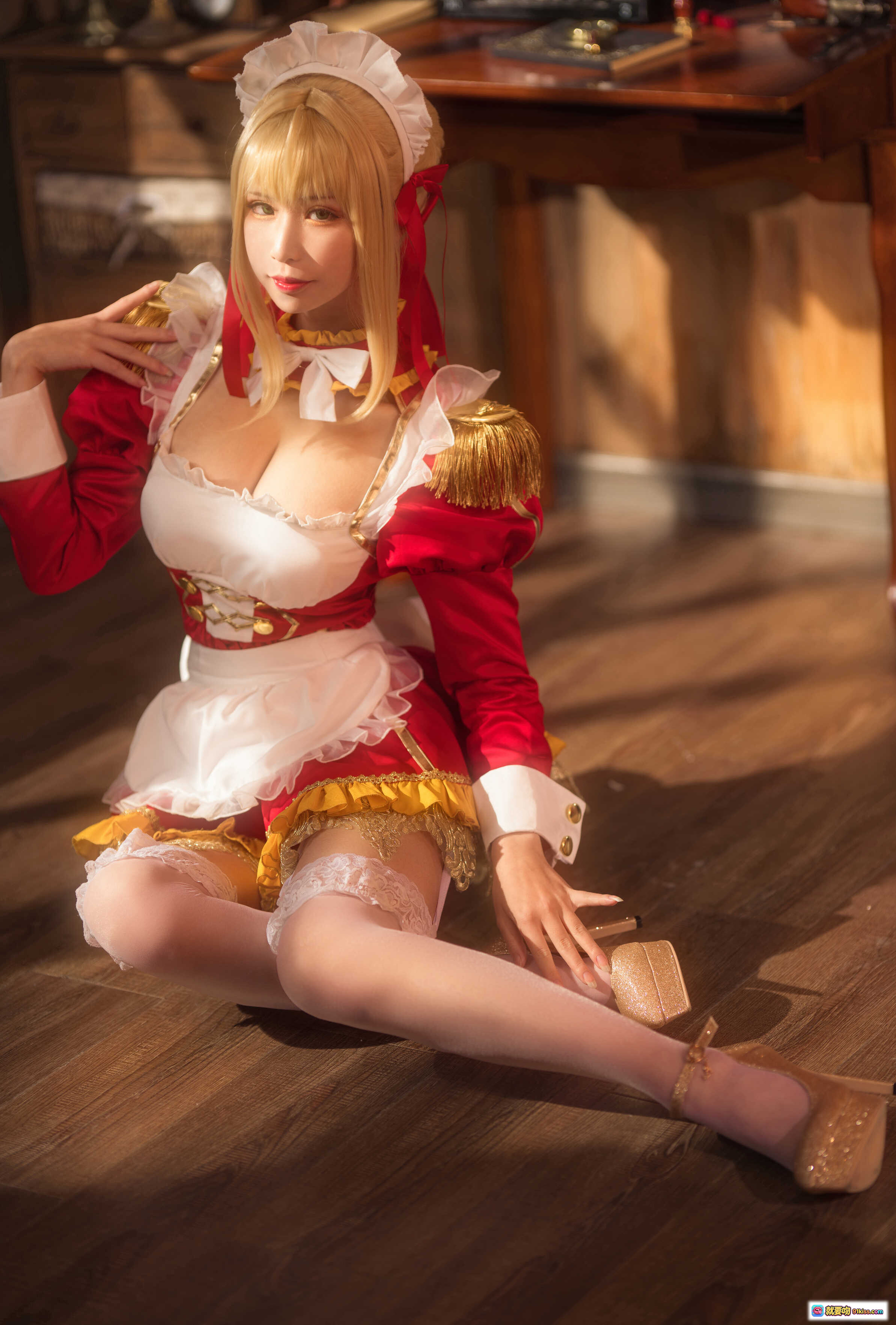 图片[9] - 爱老师尼禄YD女仆cos写真 | 金发红裙蕾丝白袜 | 手持金杯Jim Beam威士忌 | 室内暖光氛围感大片 - 就要吻