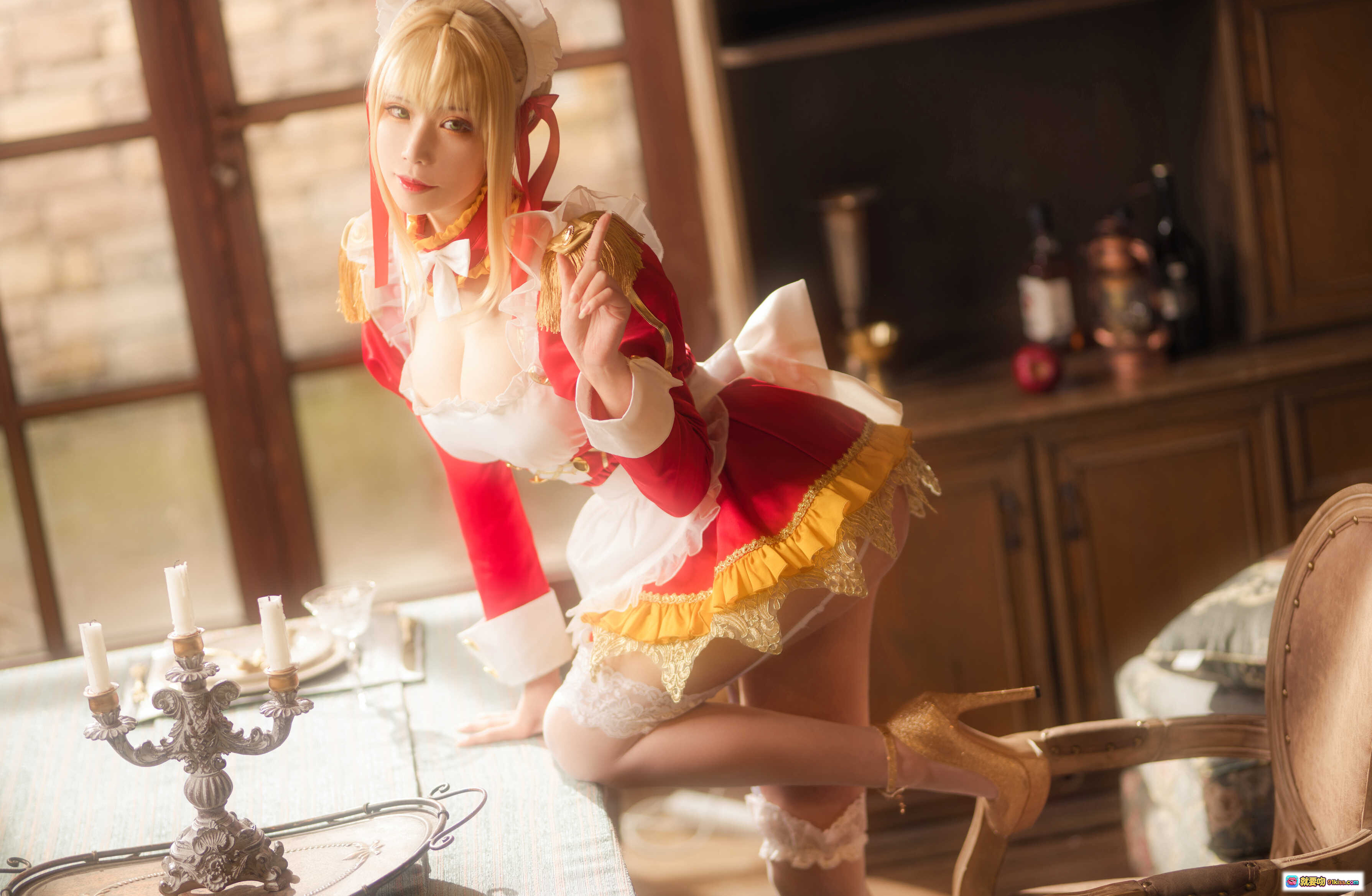 图片[5] - 爱老师尼禄YD女仆cos写真 | 金发红裙蕾丝白袜 | 手持金杯Jim Beam威士忌 | 室内暖光氛围感大片 - 就要吻