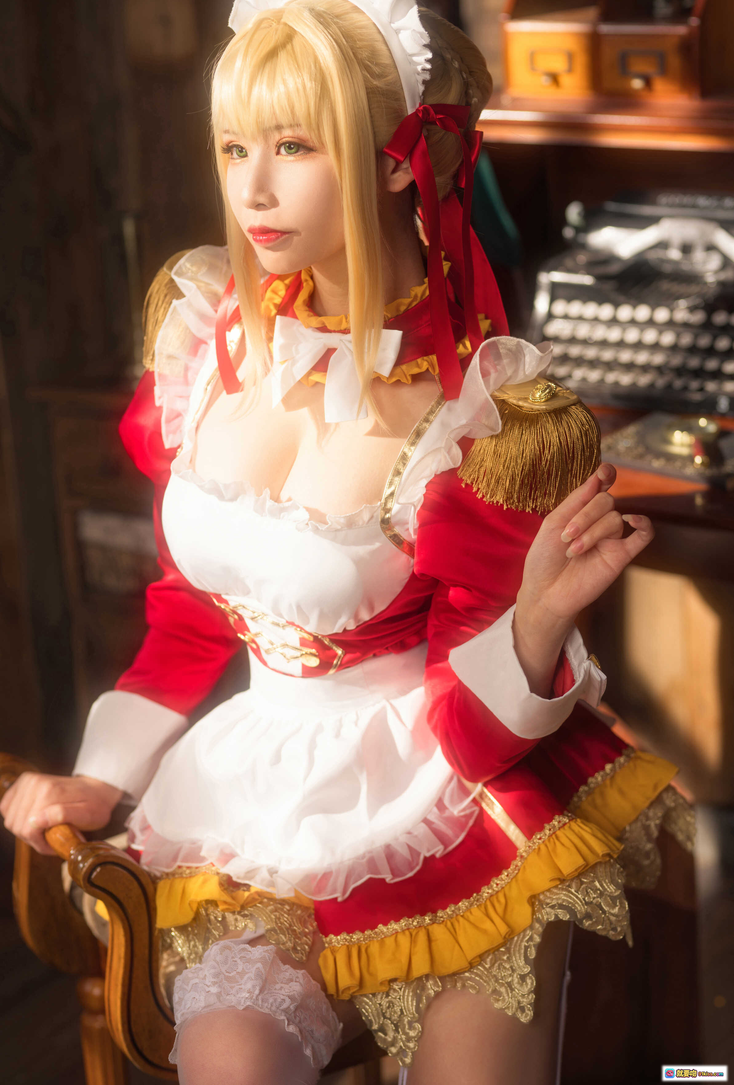 图片[4] - 爱老师尼禄YD女仆cos写真 | 金发红裙蕾丝白袜 | 手持金杯Jim Beam威士忌 | 室内暖光氛围感大片 - 就要吻
