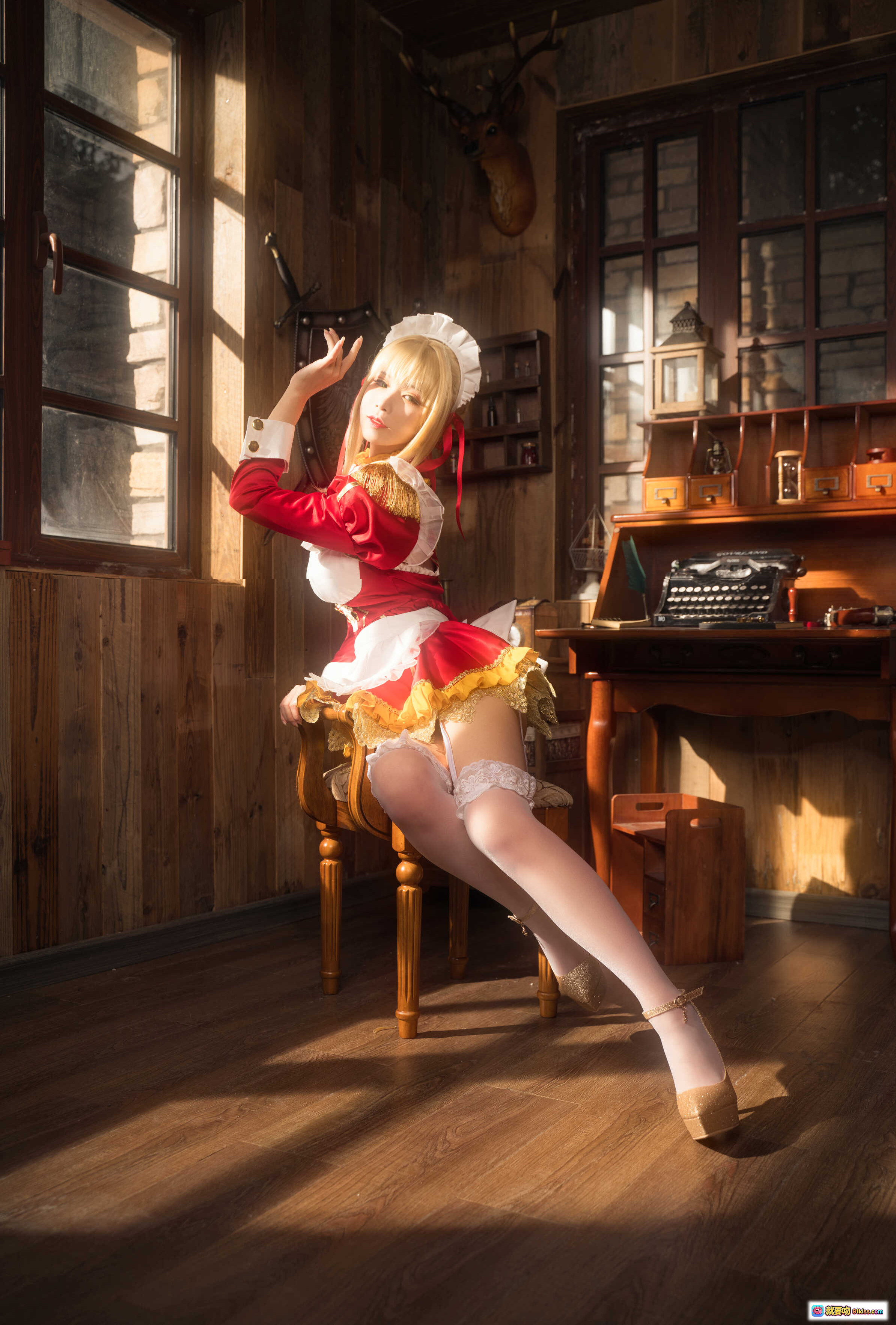 图片[7] - 爱老师尼禄YD女仆cos写真 | 金发红裙蕾丝白袜 | 手持金杯Jim Beam威士忌 | 室内暖光氛围感大片 - 就要吻