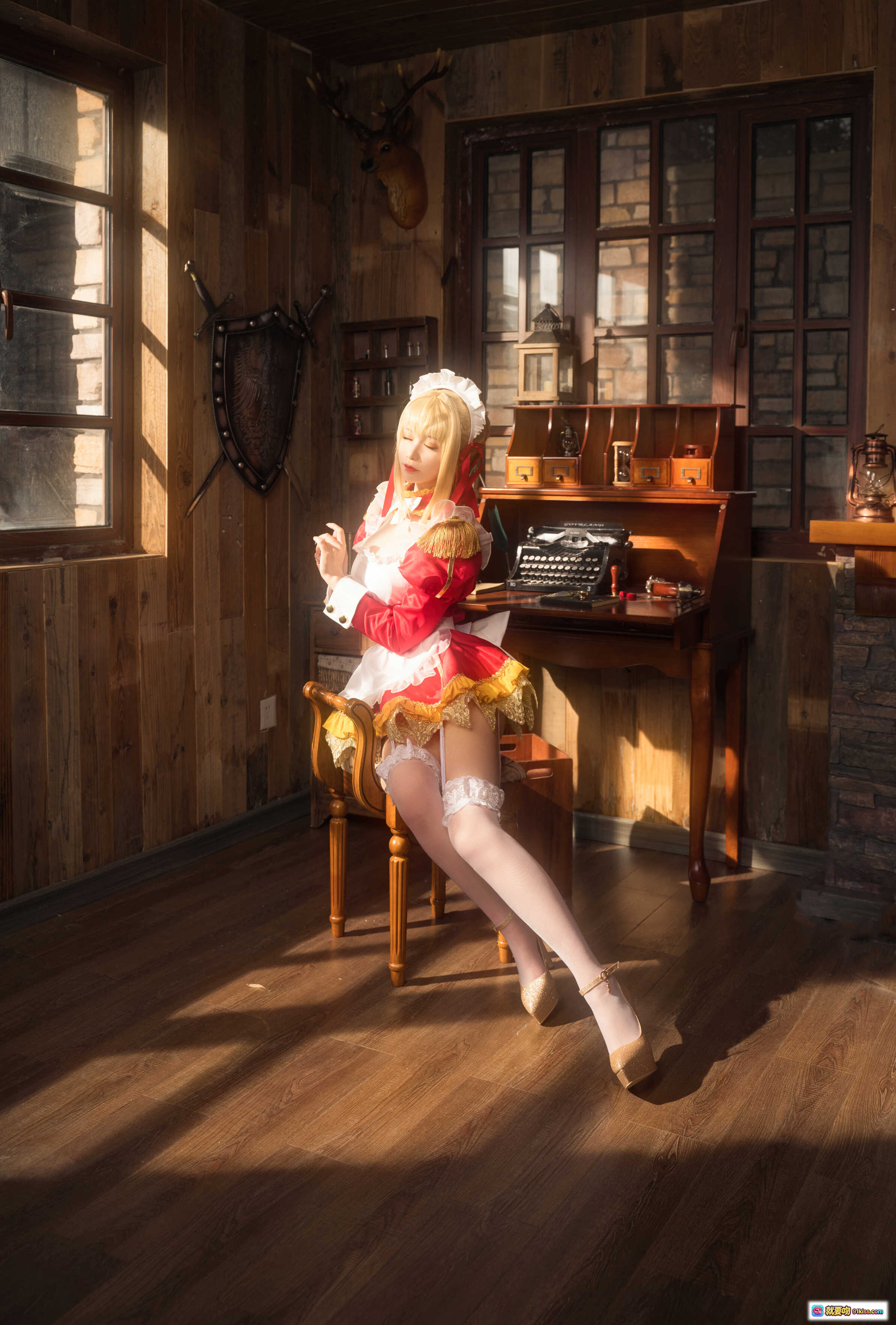 图片[6] - 爱老师尼禄YD女仆cos写真 | 金发红裙蕾丝白袜 | 手持金杯Jim Beam威士忌 | 室内暖光氛围感大片 - 就要吻