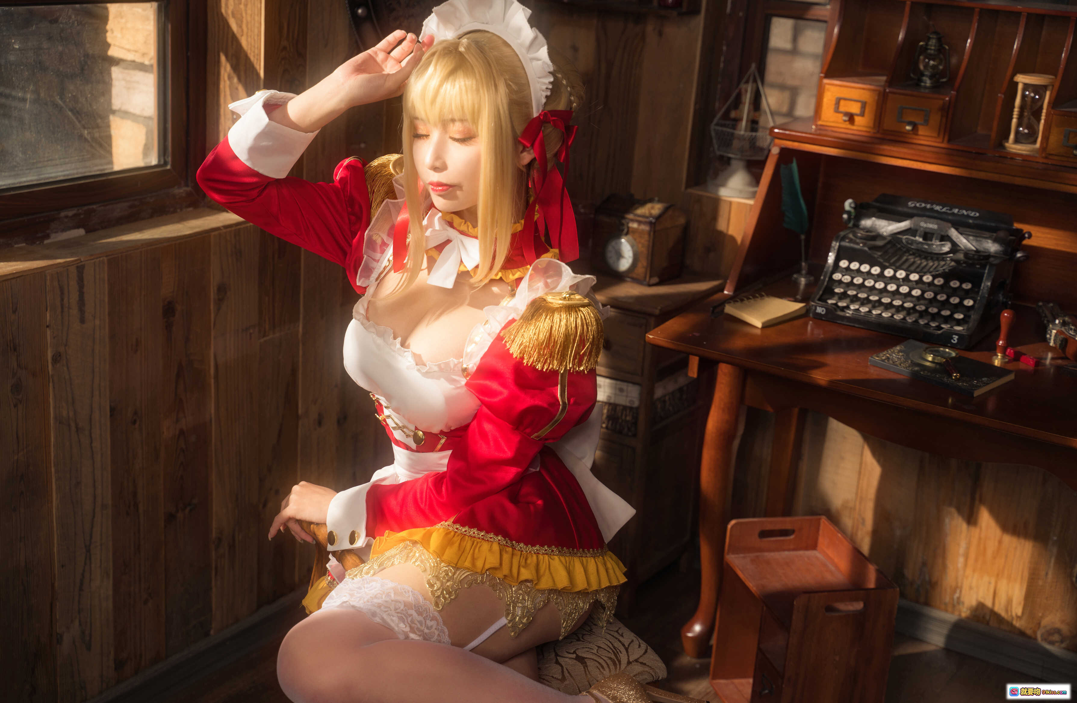 图片[2] - 爱老师尼禄YD女仆cos写真 | 金发红裙蕾丝白袜 | 手持金杯Jim Beam威士忌 | 室内暖光氛围感大片 - 就要吻
