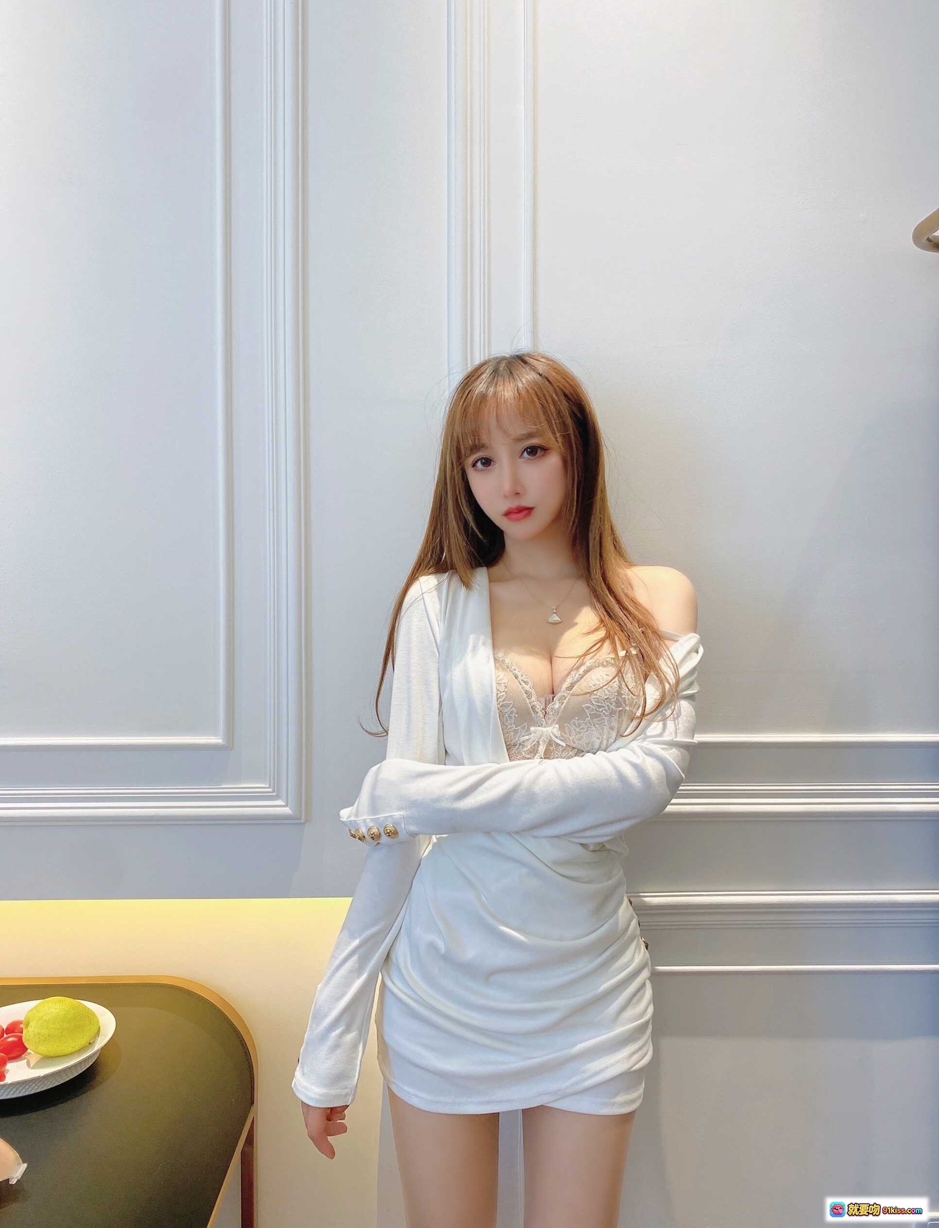 过期米线线喵121米线丝袜合集NO.2 白色露肩短裙搭配蕾丝内衣优雅性感写真 - 就要吻