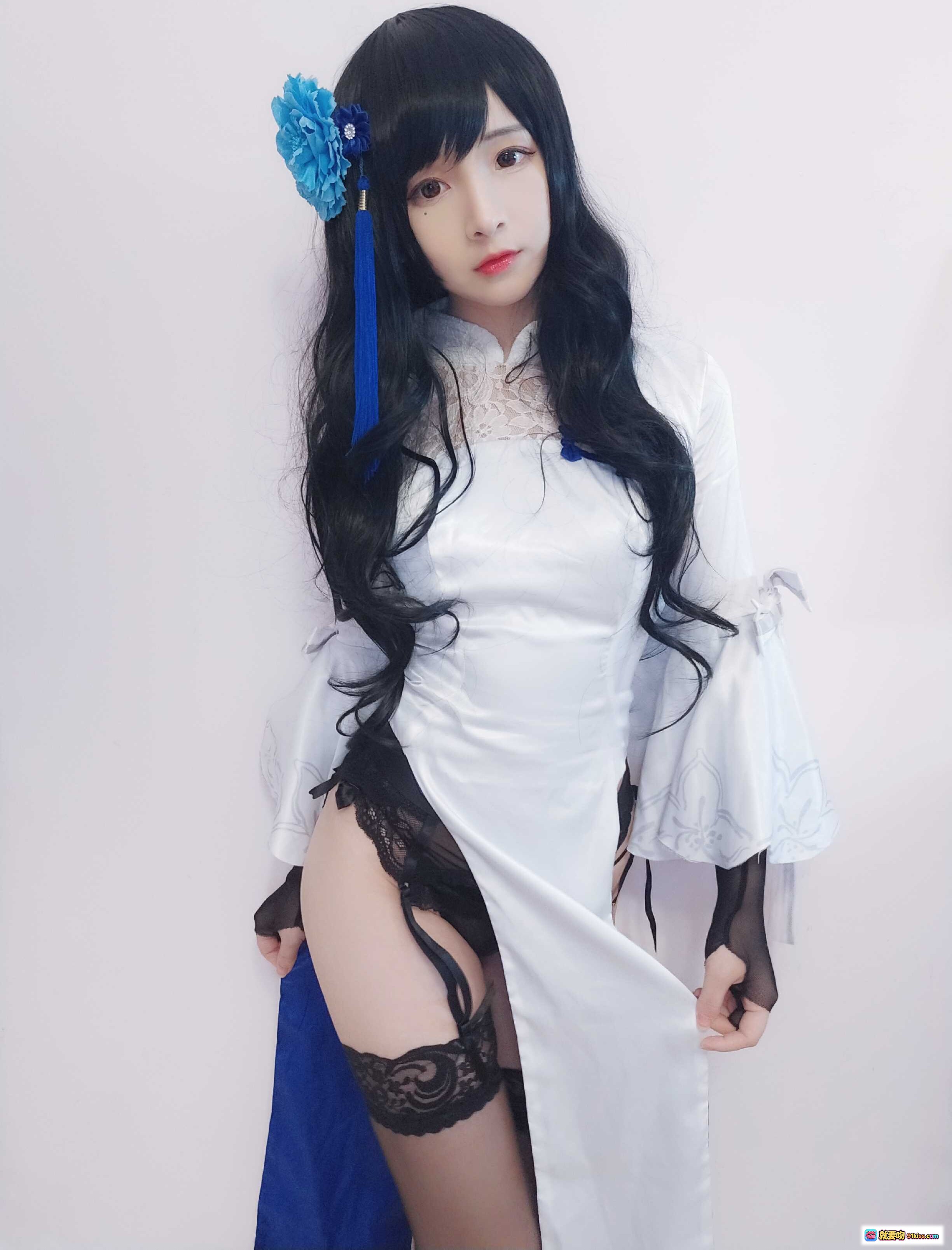 图片[4] - 古川NO.002 95式玉玲珑 Cosplay写真｜蓝花发饰+白旗袍+黑蕾丝袜+团扇手持｜12P高清图集 - 就要吻