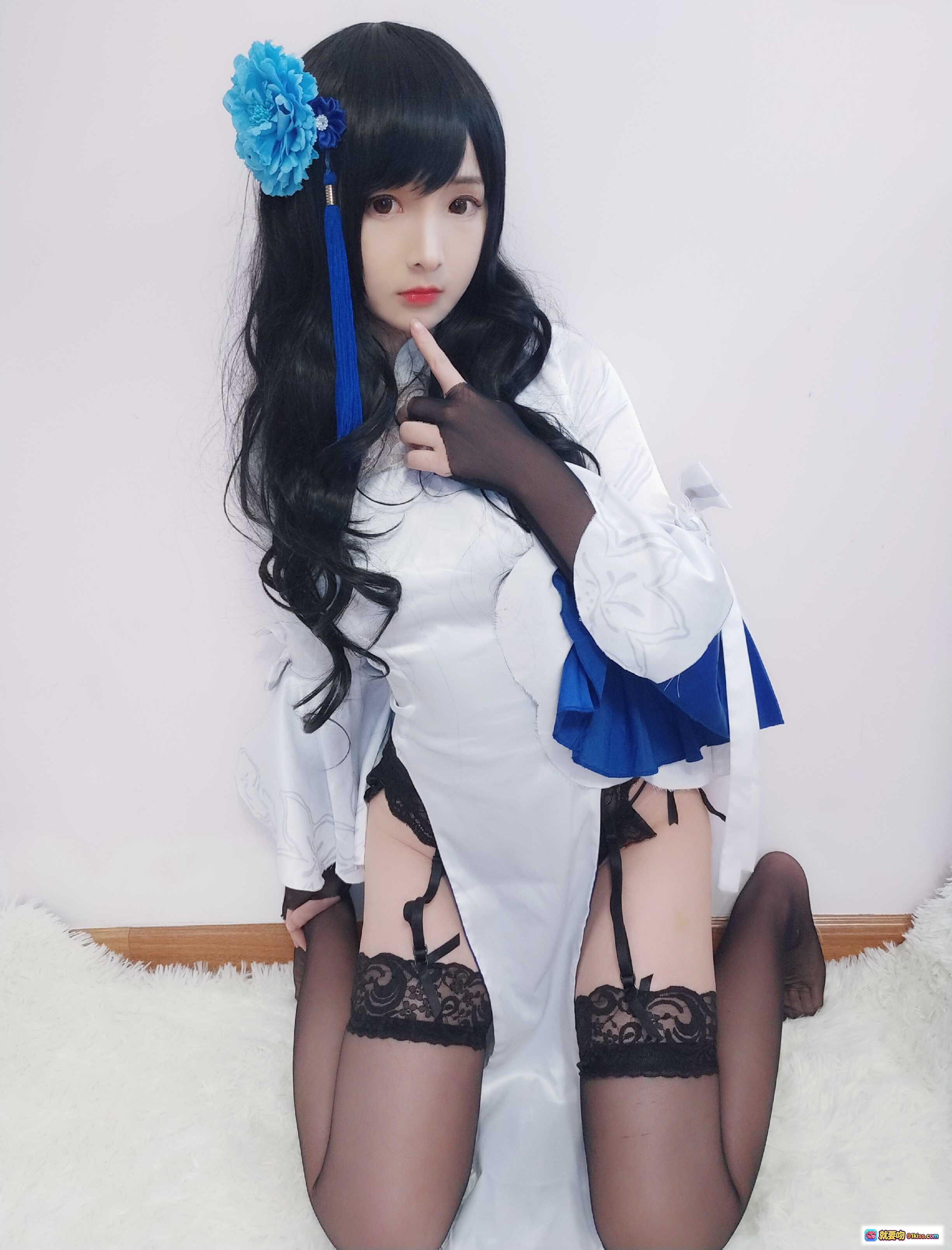 图片[6] - 古川NO.002 95式玉玲珑 Cosplay写真｜蓝花发饰+白旗袍+黑蕾丝袜+团扇手持｜12P高清图集 - 就要吻