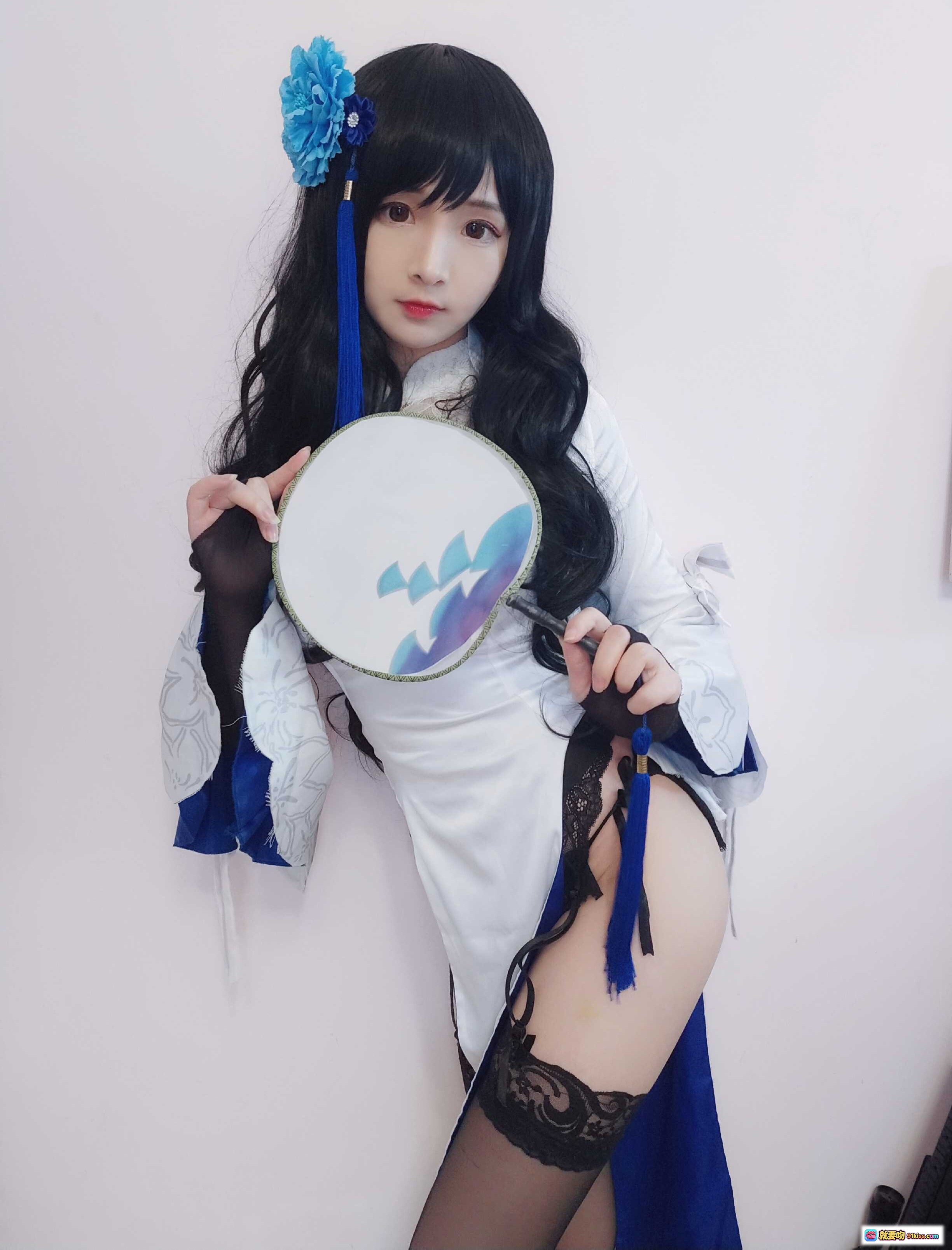 图片[3] - 古川NO.002 95式玉玲珑 Cosplay写真｜蓝花发饰+白旗袍+黑蕾丝袜+团扇手持｜12P高清图集 - 就要吻