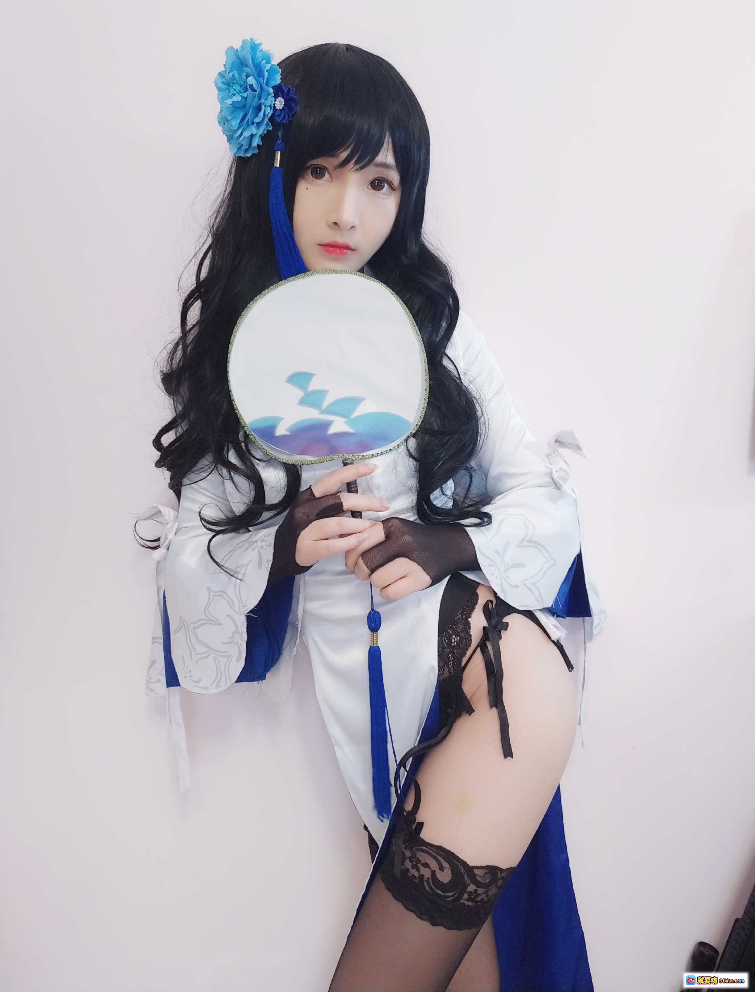 图片[10] - 古川NO.002 95式玉玲珑 Cosplay写真｜蓝花发饰+白旗袍+黑蕾丝袜+团扇手持｜12P高清图集 - 就要吻