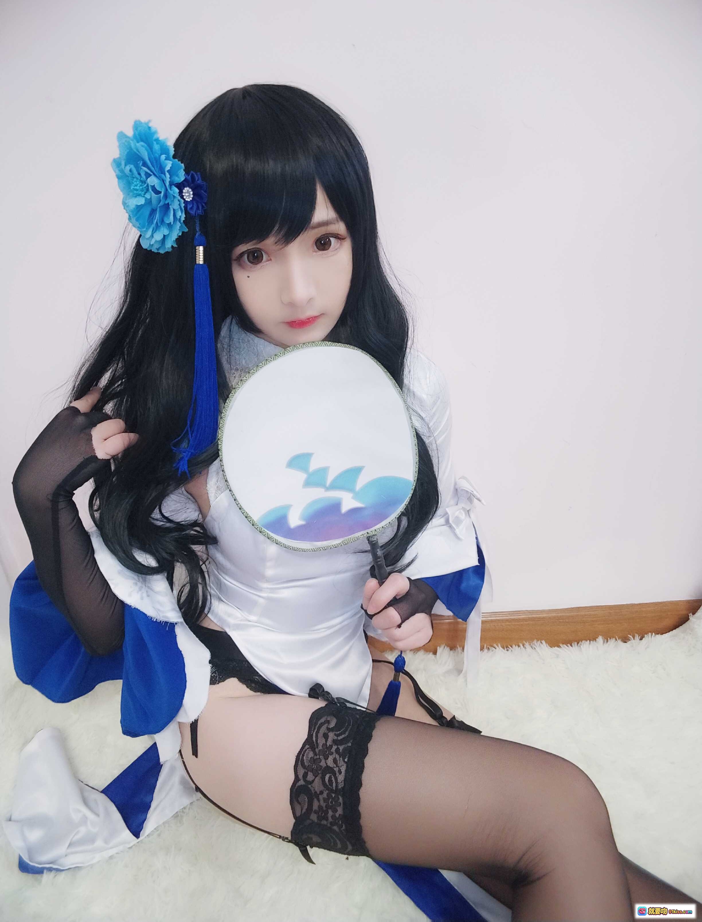 图片[5] - 古川NO.002 95式玉玲珑 Cosplay写真｜蓝花发饰+白旗袍+黑蕾丝袜+团扇手持｜12P高清图集 - 就要吻