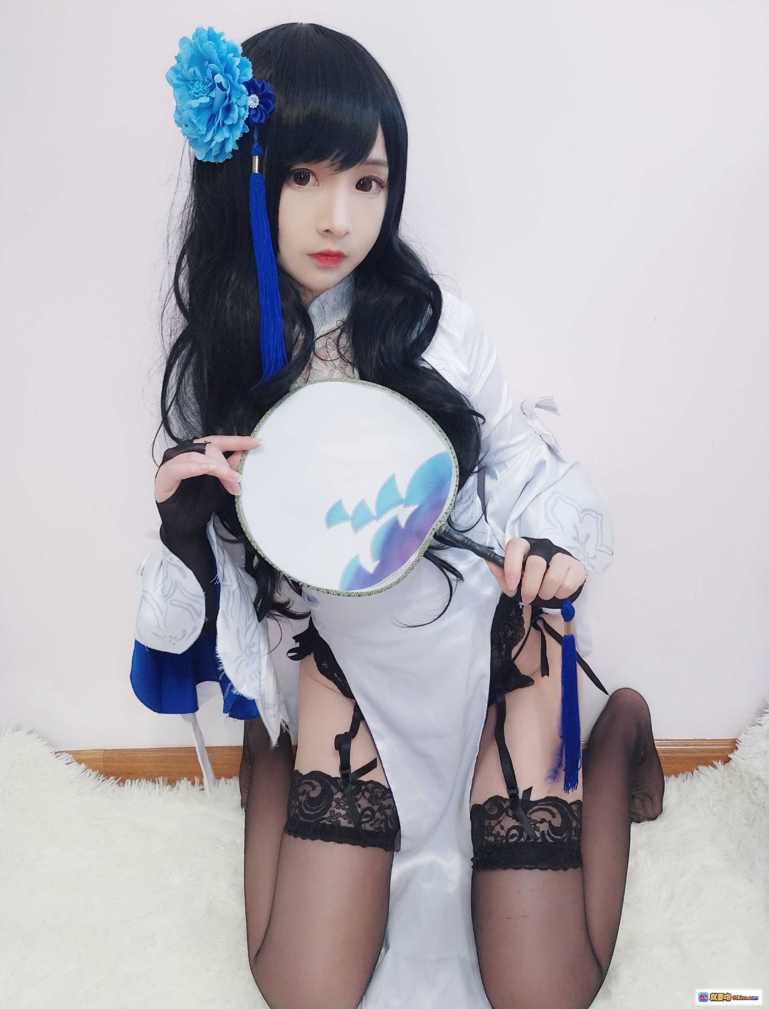 古川NO.002 95式玉玲珑 Cosplay写真｜蓝花发饰+白旗袍+黑蕾丝袜+团扇手持｜12P高清图集 - 就要吻