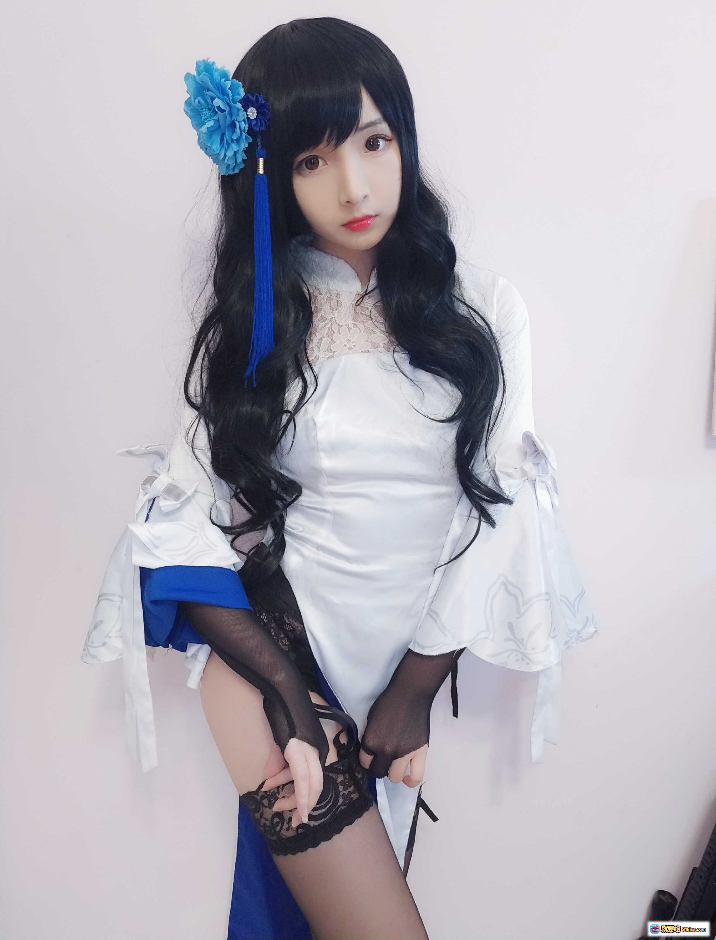 图片[7] - 古川NO.002 95式玉玲珑 Cosplay写真｜蓝花发饰+白旗袍+黑蕾丝袜+团扇手持｜12P高清图集 - 就要吻