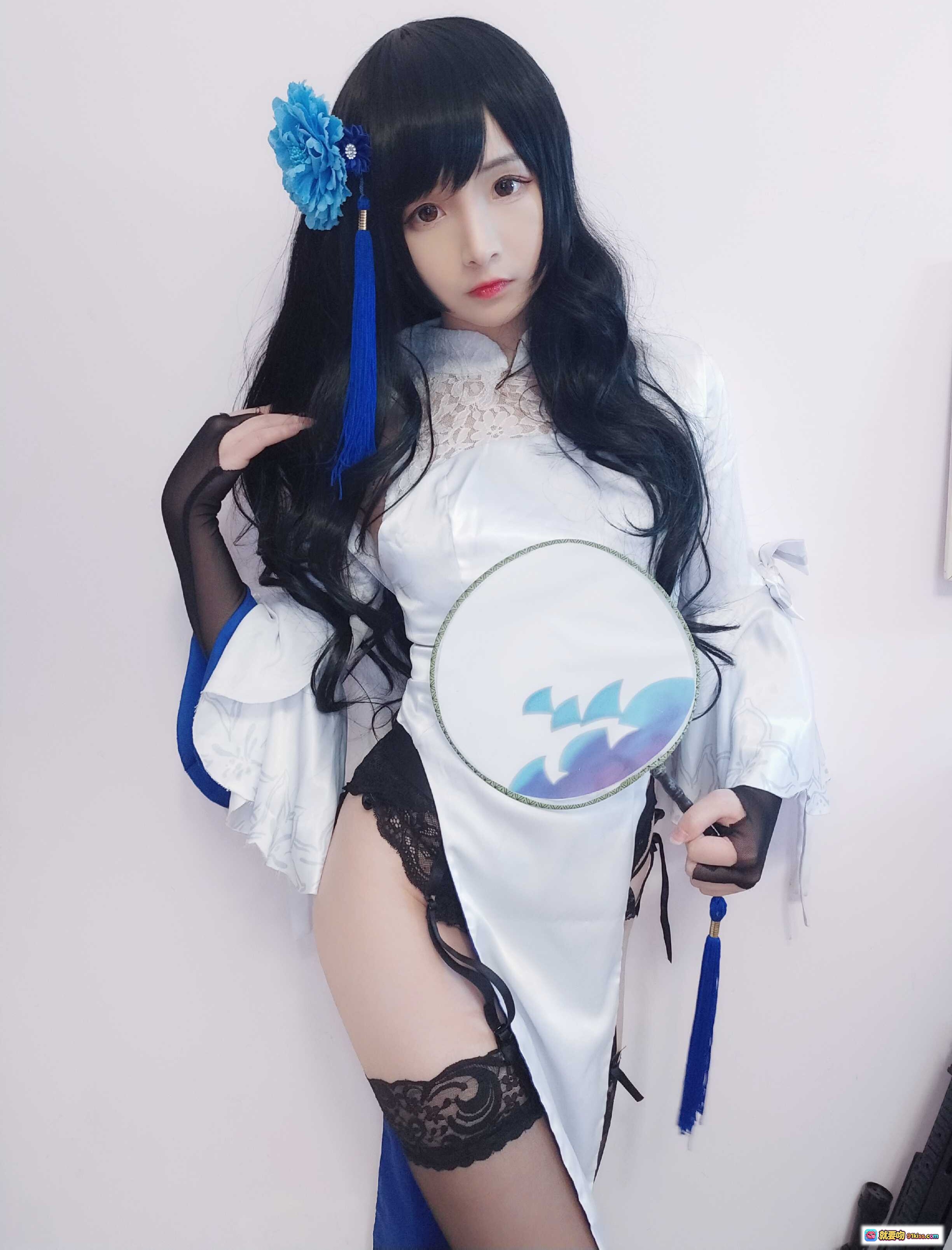 图片[2] - 古川NO.002 95式玉玲珑 Cosplay写真｜蓝花发饰+白旗袍+黑蕾丝袜+团扇手持｜12P高清图集 - 就要吻