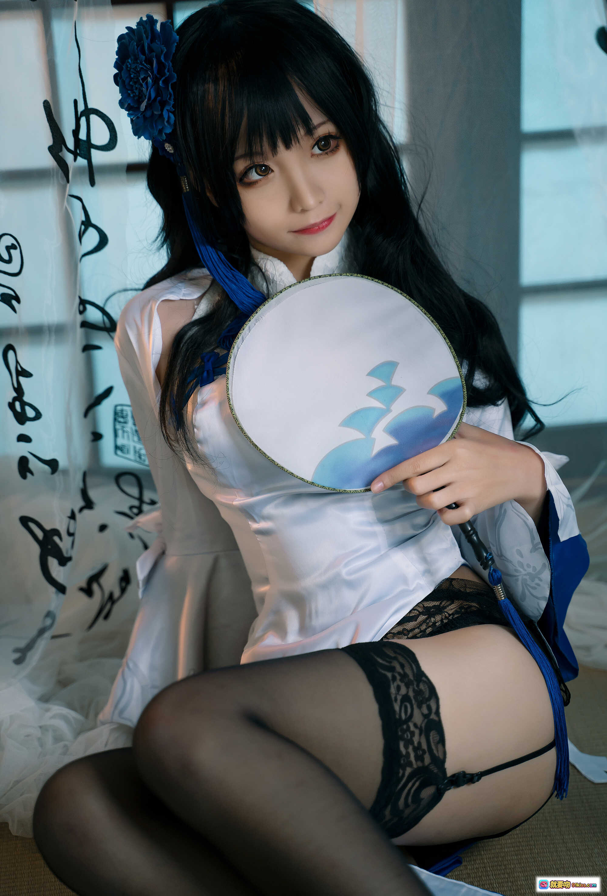 图片[6] - 蠢沫沫NO.002 95式旗袍写真 白色蕾丝蓝花发饰黑丝美腿 日系和风室内摄影 11P高清图集 - 就要吻