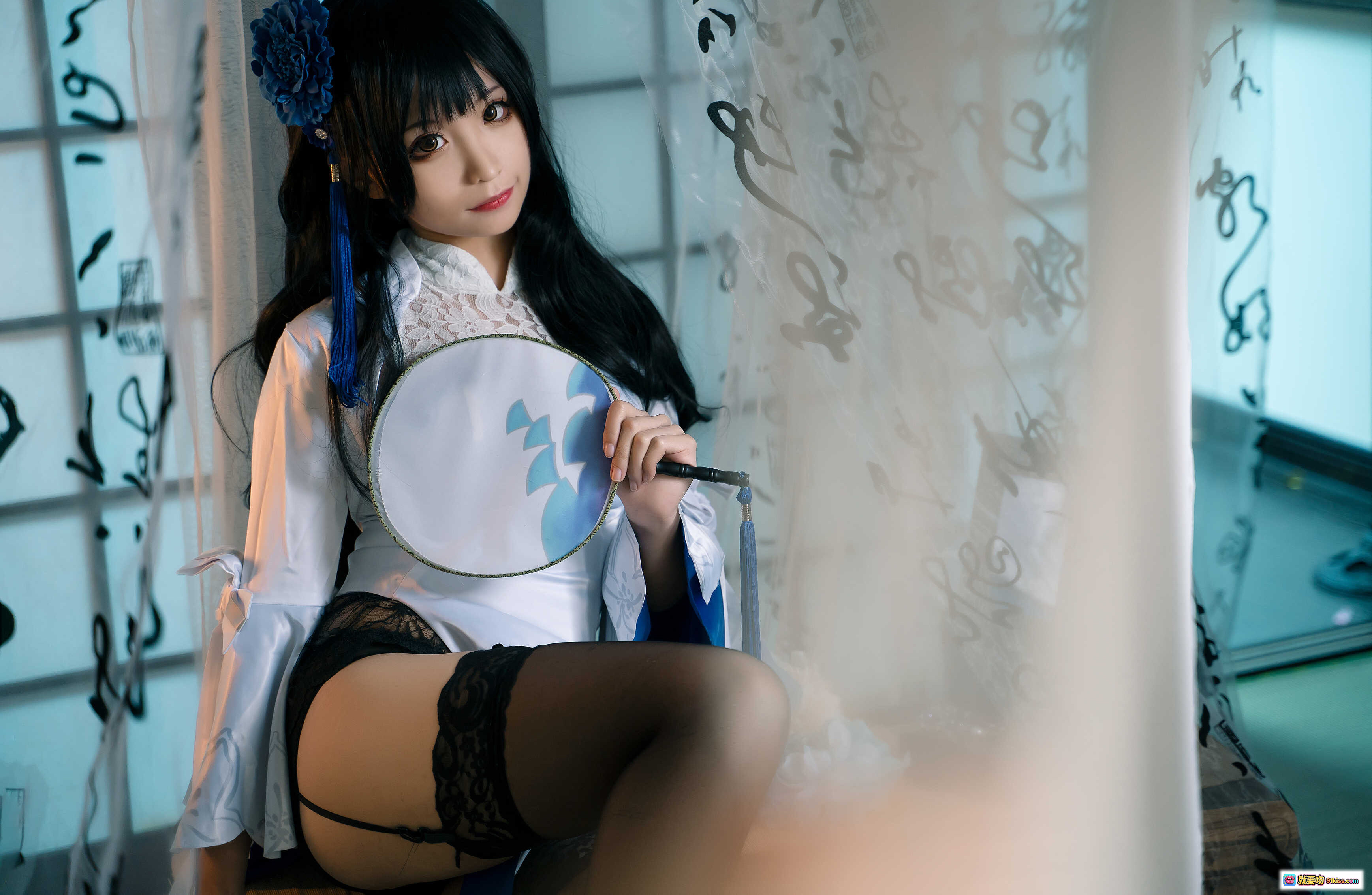 图片[3] - 蠢沫沫NO.002 95式旗袍写真 白色蕾丝蓝花发饰黑丝美腿 日系和风室内摄影 11P高清图集 - 就要吻