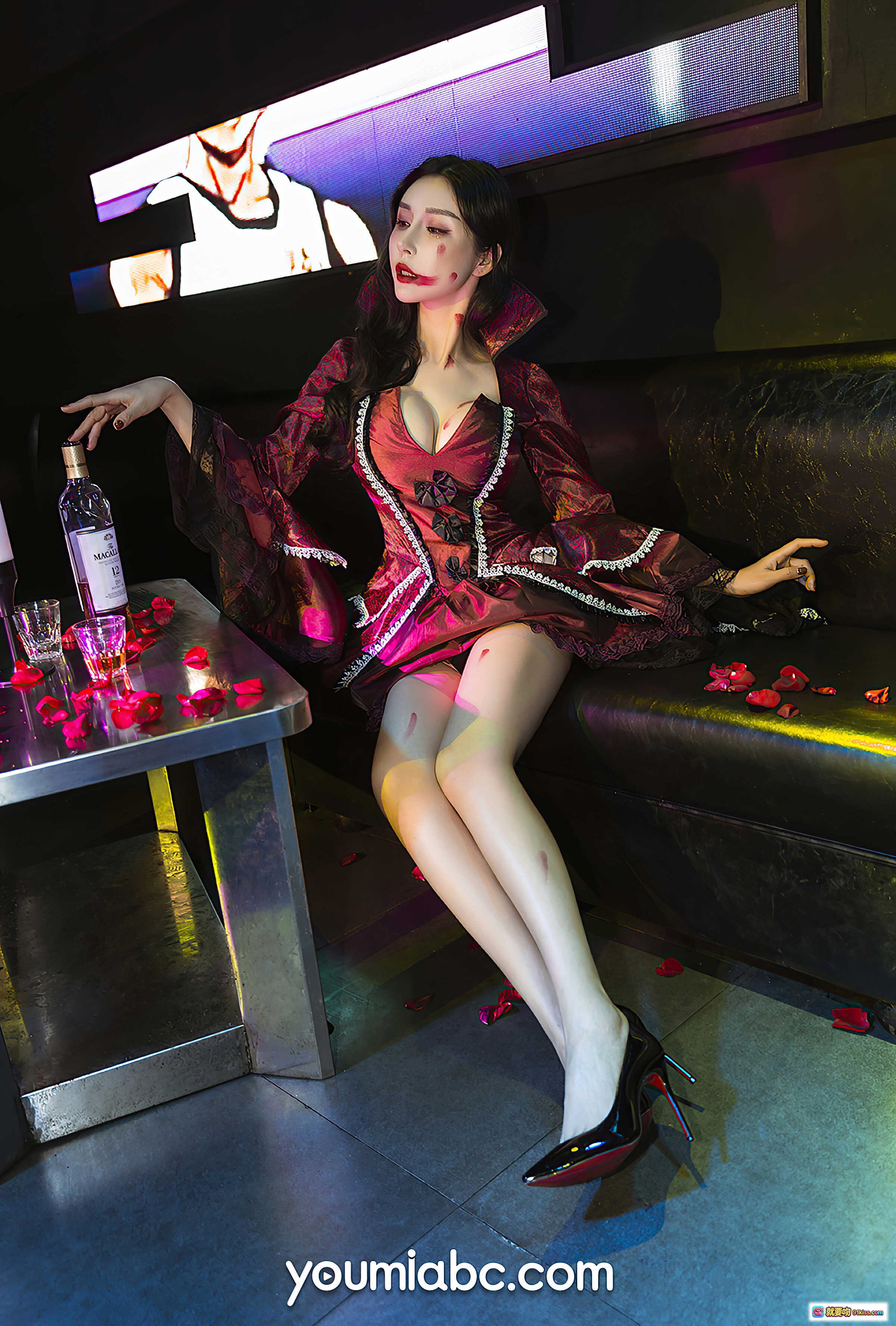 图片[2] - 吸血鬼主题写真田冰冰性感红裙黑丝美腿玫瑰花瓣酒吧氛围YouMi尤蜜2020.10.28高清图集 - 就要吻