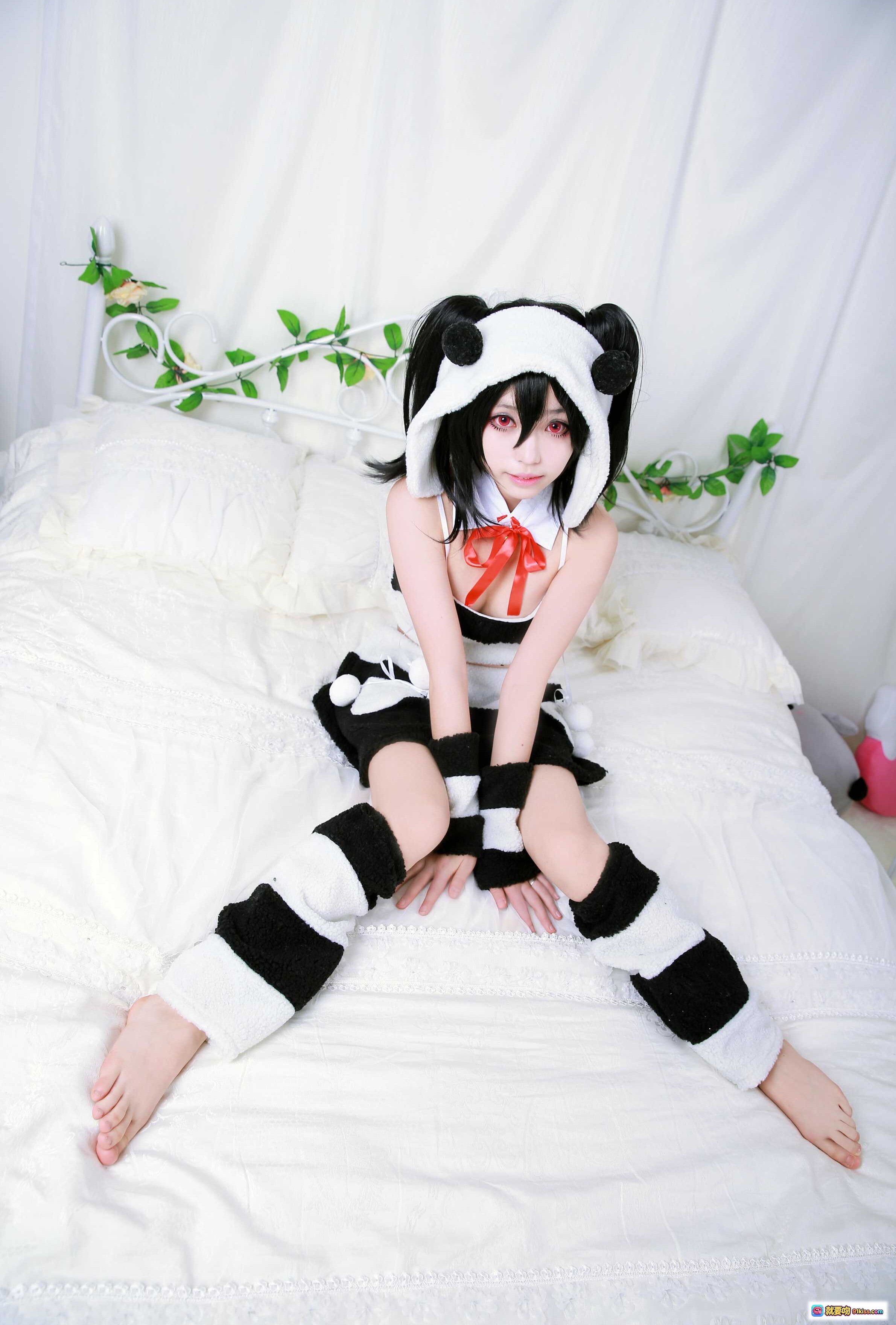图片[2] - 白易子LOVELIVE熊猫装Cosplay写真 | 可爱黑发少女床上萌态 | 10P高清图集 - 就要吻
