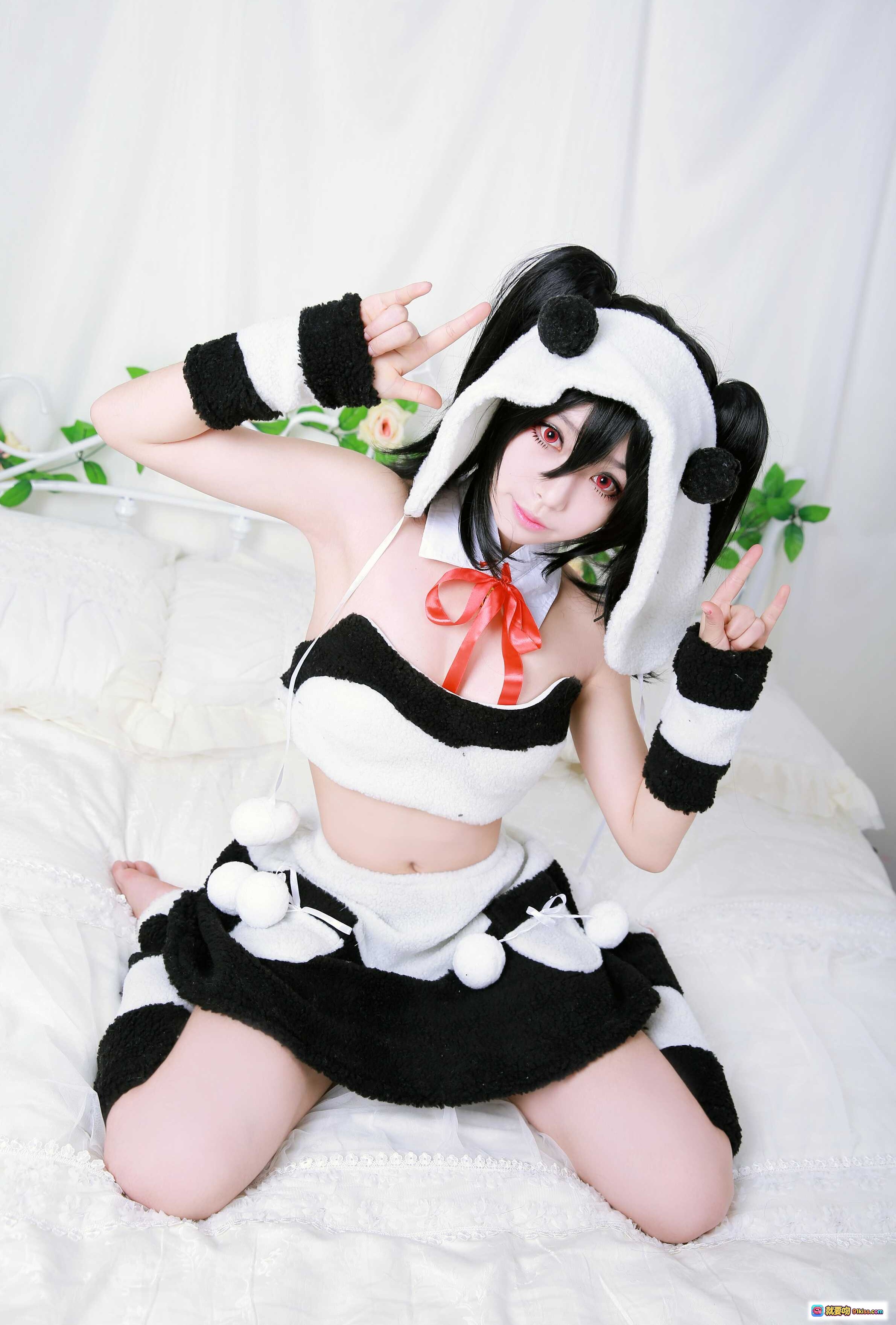 图片[4] - 白易子LOVELIVE熊猫装Cosplay写真 | 可爱黑发少女床上萌态 | 10P高清图集 - 就要吻