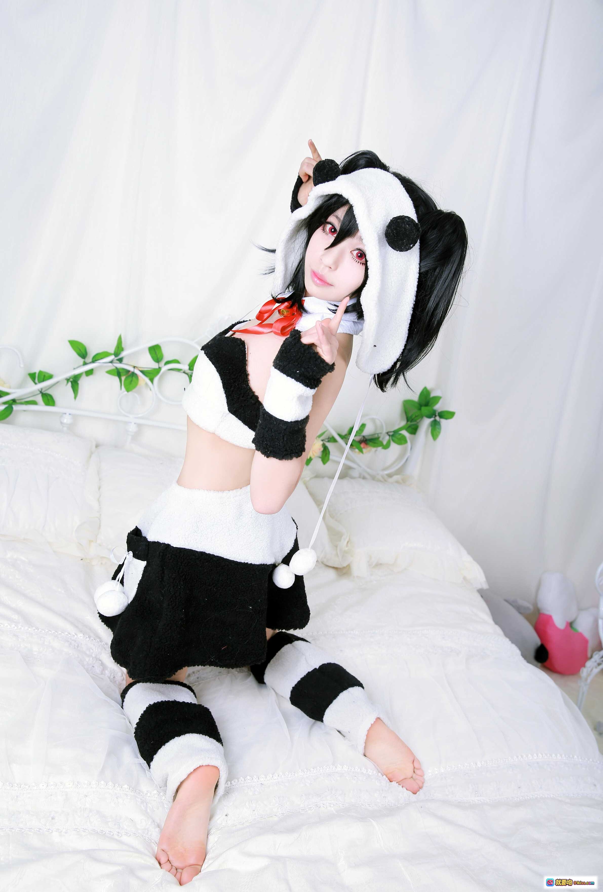 图片[3] - 白易子LOVELIVE熊猫装Cosplay写真 | 可爱黑发少女床上萌态 | 10P高清图集 - 就要吻
